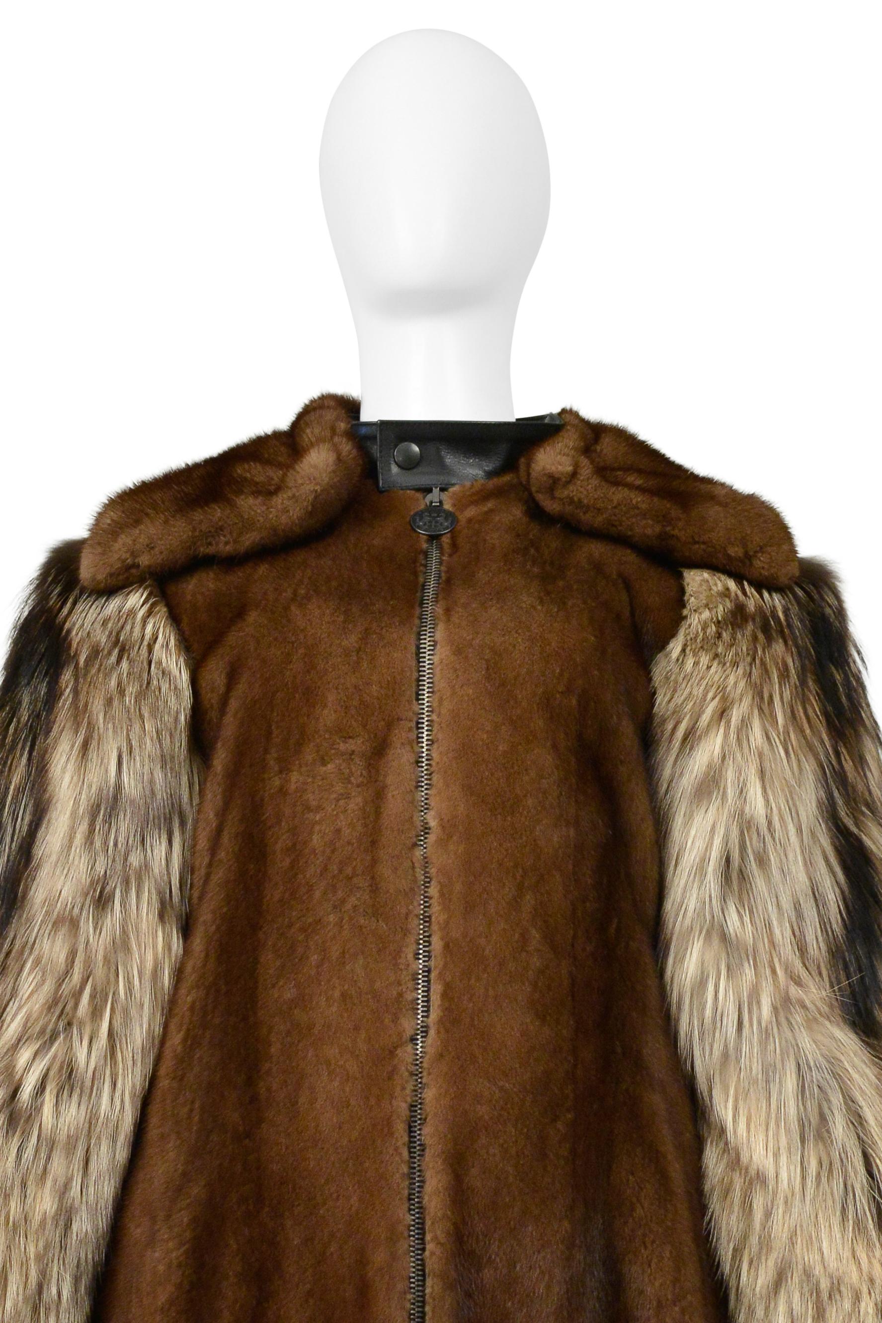 Resurrection Vintage è lieta di offrire un cappotto vintage di Balenciaga by Demna Gvasalia in visone e pelliccia di volpe con colletto a scatto staccabile, corpo in visone, maniche in volpe, doppia cerniera centrale anteriore con medaglioni neri di
