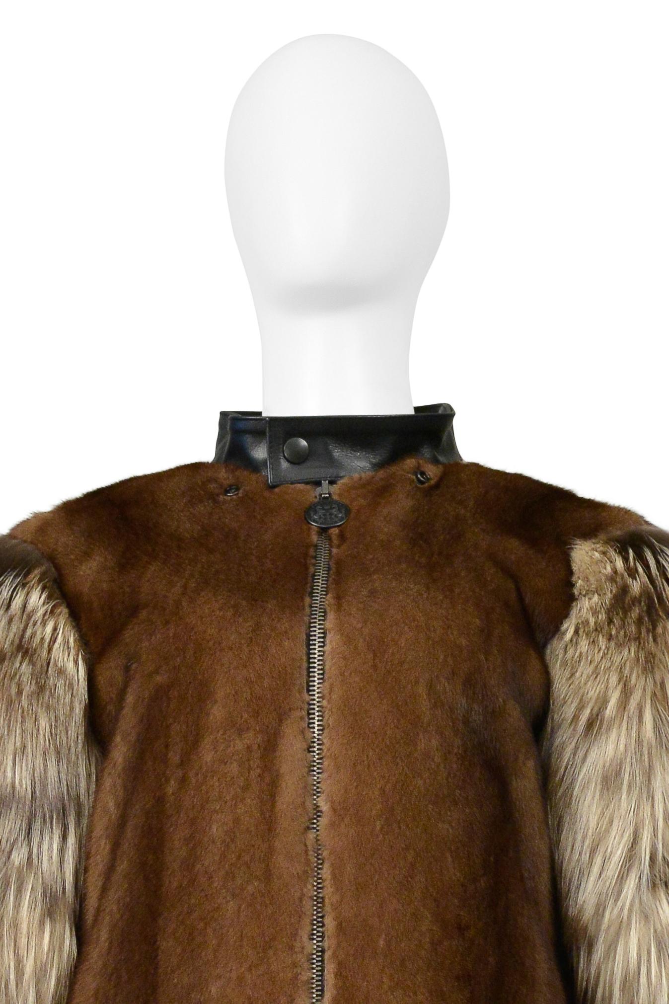 Marrone Balenciaga By Demna Gvasalia Cappotto in pelliccia di visone e volpe con colletto staccabile 2016 in vendita