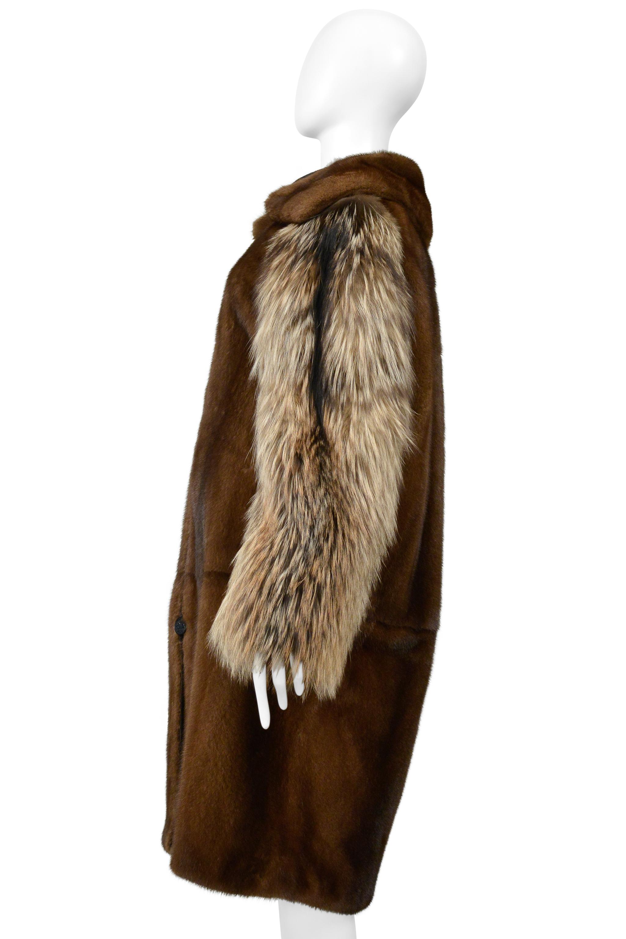 Balenciaga By Demna Gvasalia Cappotto in pelliccia di visone e volpe con colletto staccabile 2016 in vendita 3