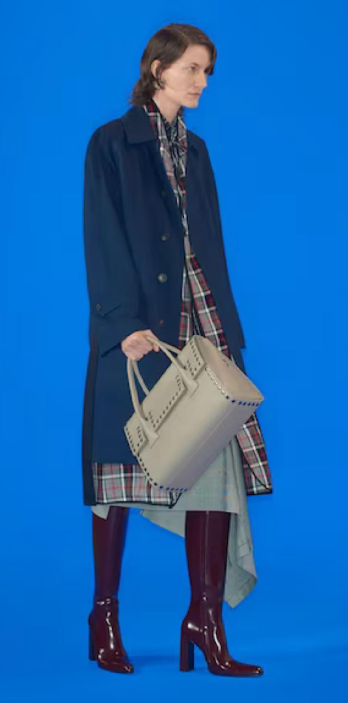 BALENCIAGA by Demna Gvasalia Resort 2019 Layered Oversized Navy Trenchcoat Damen im Angebot