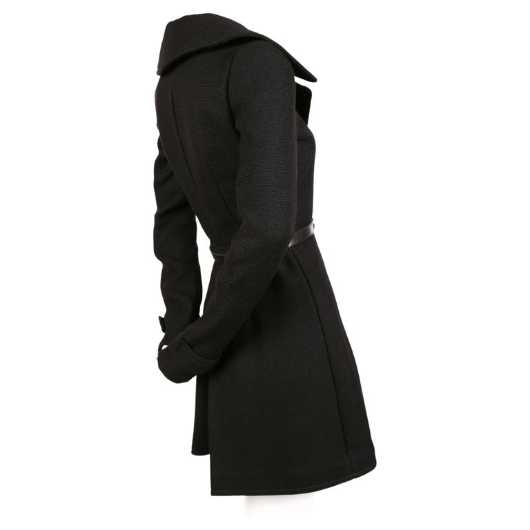 Balenciaga par Nicolas Ghesquiere Manteau de défilé noir avec ceinture en  cuir, 2002 En vente sur 1stDibs
