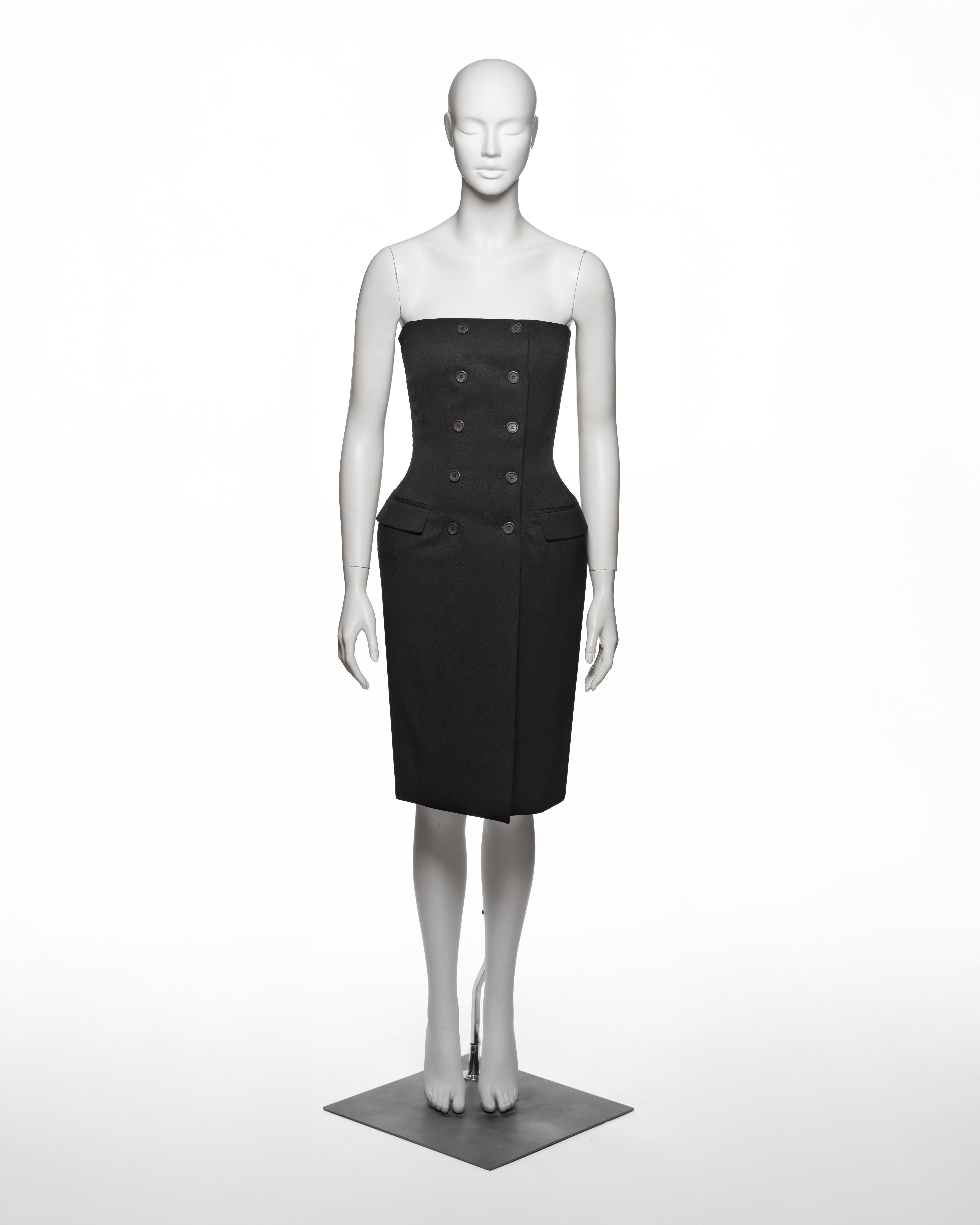 Questo abito senza spalline in twill di lana nera di Balenciaga by Nicolas Ghesquière, look 18 della collezione A. Winter 2001, reinterpreta la struttura di un classico blazer a doppio petto attraverso una silhouette rigorosamente scolpita e attenta