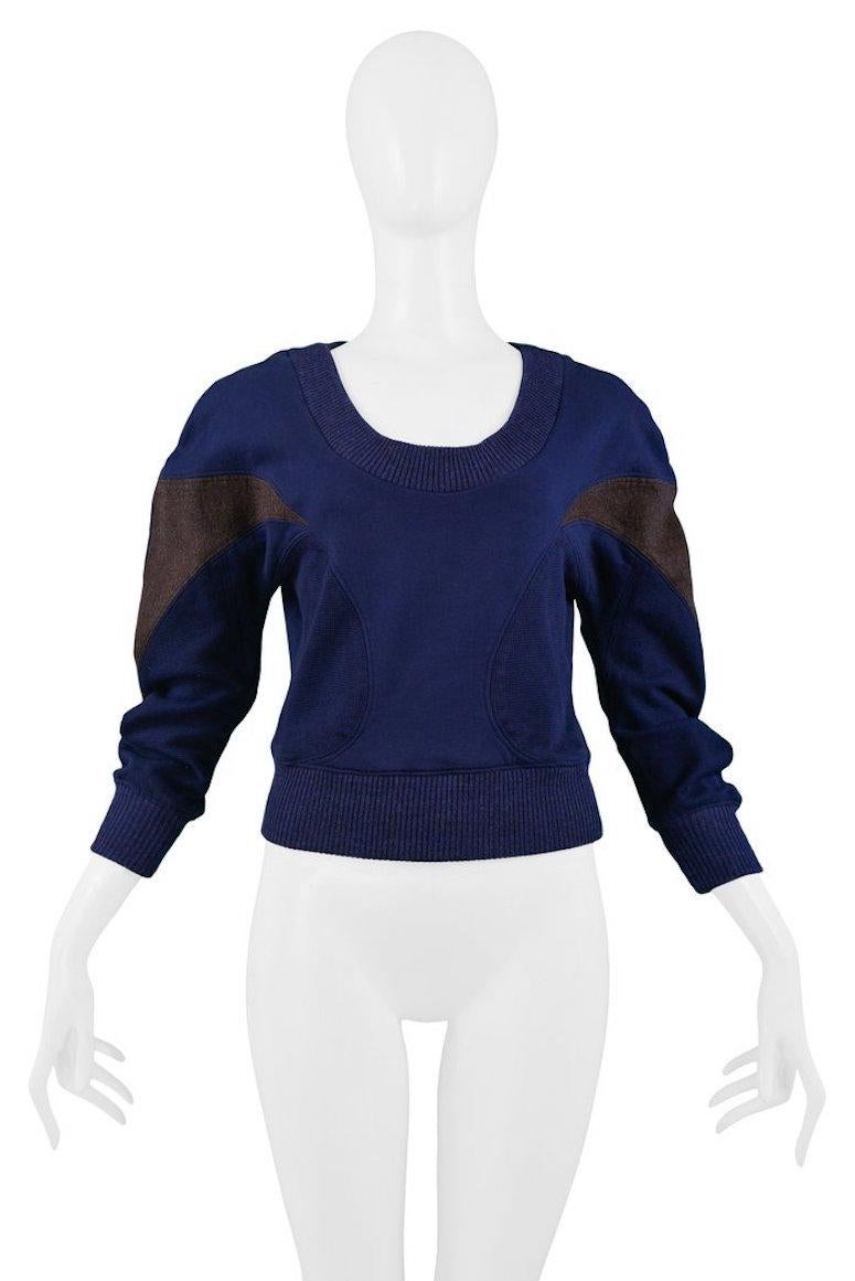 Resurrection a le plaisir de proposer un sweat-shirt vintage Balenciaga by Nicolas Ghesquière en coton bleu marine avec des panneaux en tricot marron aux manches et des panneaux en tricot gaufré bleu à la taille et aux manches. 

Balenciaga