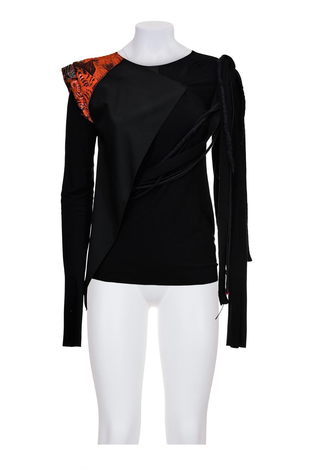 Camiseta de manga larga Otoño Invierno 2000 de Nicholas Ghesquière para Balenciaga.
Hombrera de tapicería
Cadena múltiple
La composición es 92% viscosa y 8% elastano