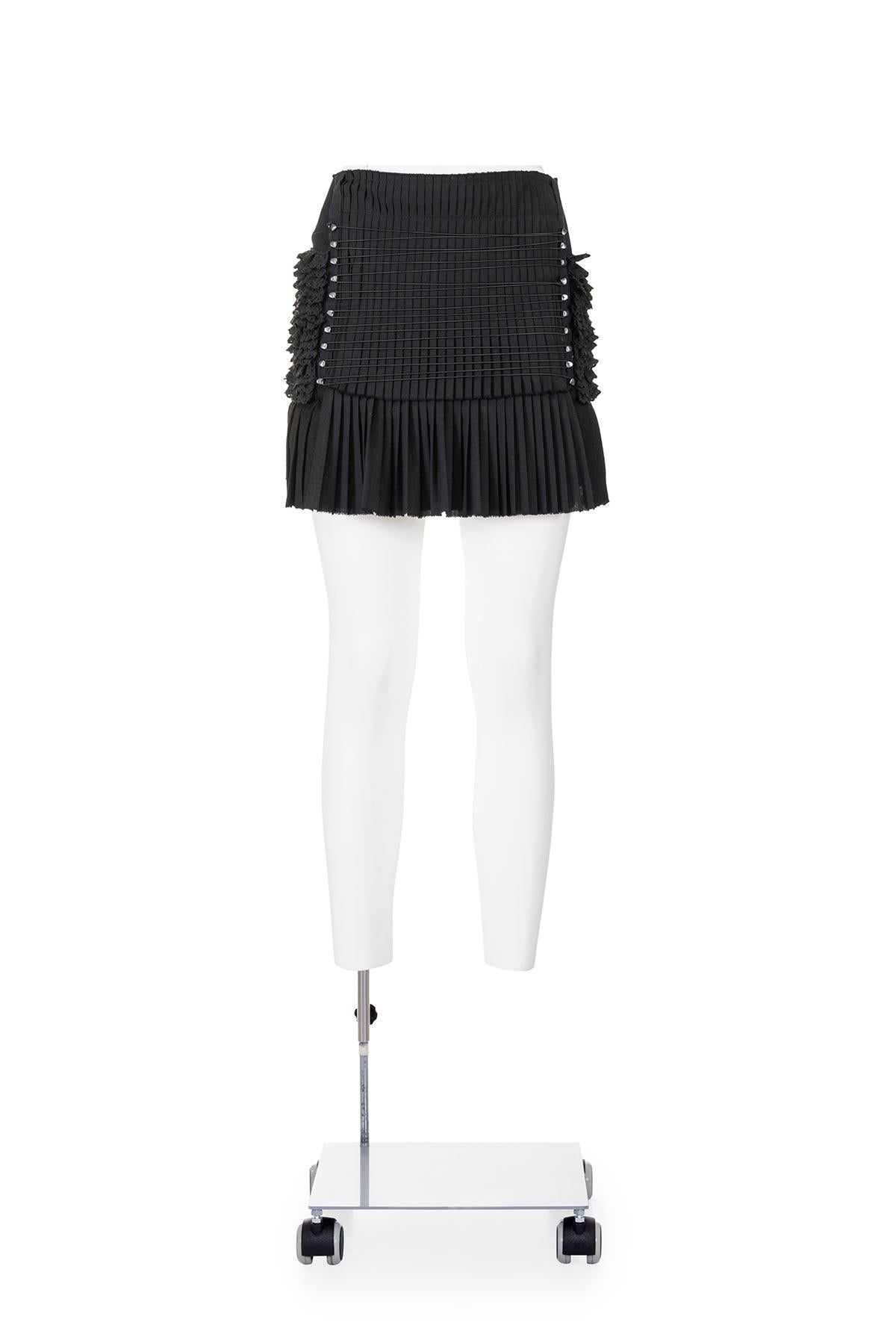 Minijupe plissée en maille avec détails en corde de Balenciaga par Nicholas Ghesquière, automne-hiver 2001, rare et iconique.
Détails de dentelle volantée sur les côtés.
La composition est 100% viscose.