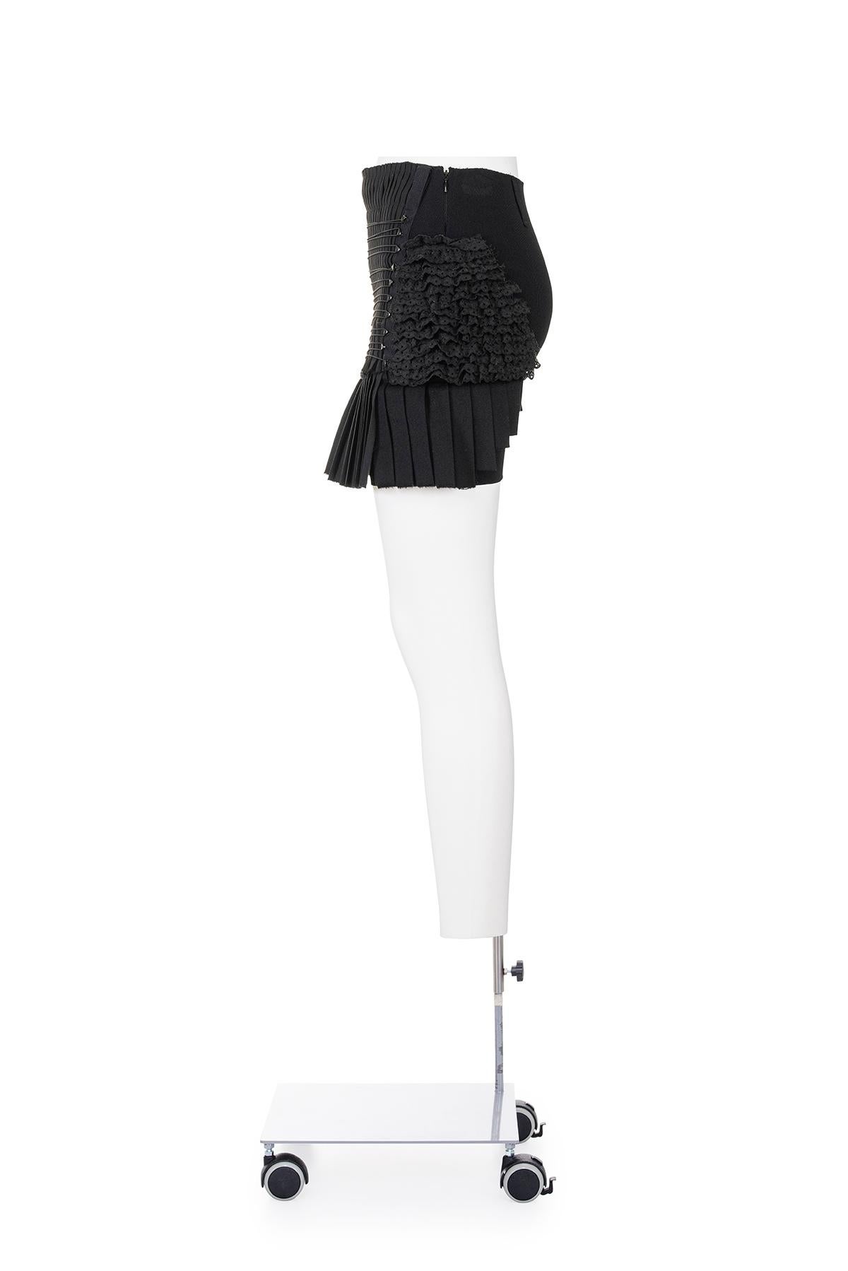 Black BALENCIAGA BY NICOLAS GHESQUIÈRE FW 01 Mini-jupe plissée en maille, rare et iconique en vente