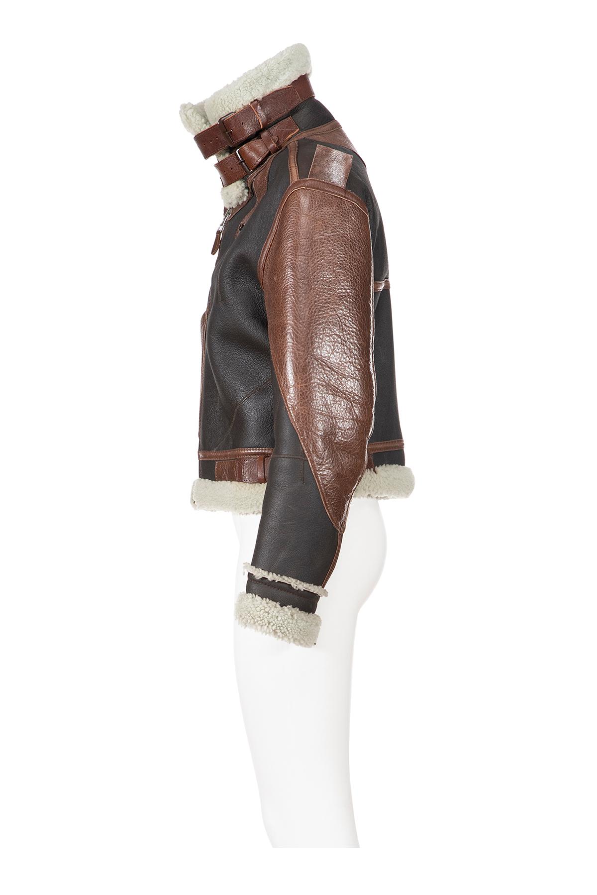 Icónica y rara cazadora de aviador de piel de oveja de Balenciaga by Nicolas Ghesquière, otoño invierno 2003
Cierre frontal con cremallera
Dos correas en el cuello
Un bolsillo
100% cuero