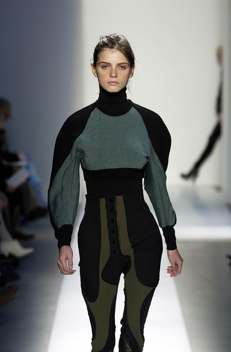 Collectional Automne/Hiver 2003 Look 27
Issu de l'une des collections de défilés les plus prisées de Nicolas Ghesquière, ce pull est un rare trésor d'archives.
Confectionné de main de maître en laine marbrée verte et noire, ce pull présente une