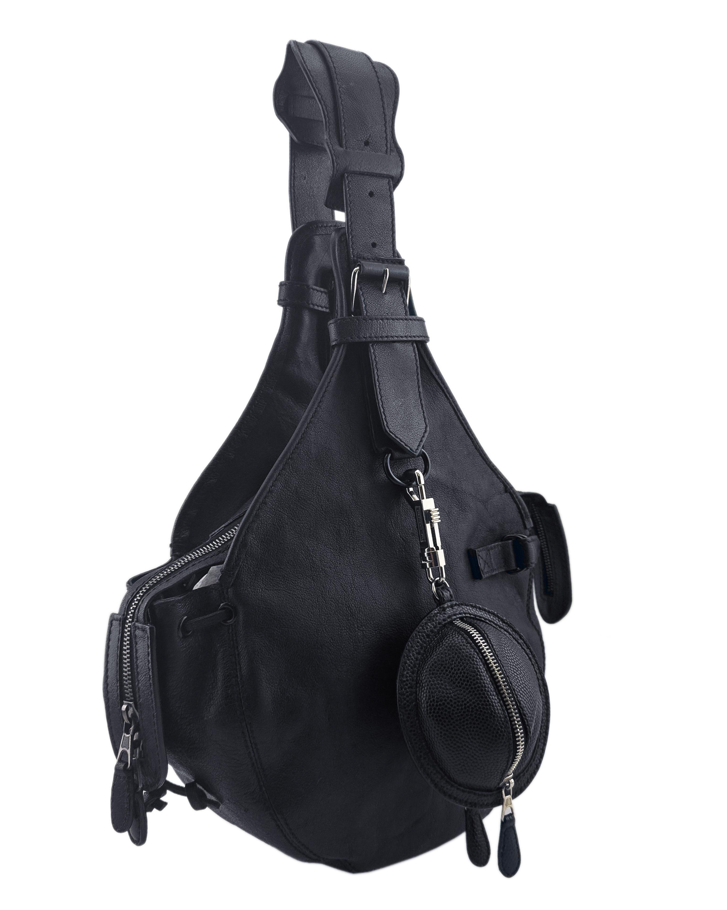 Este bolso con casco de aviador, una auténtica rareza de coleccionista de la colección Otoño 2004 de Balenciaga, refleja la fusión característica de Nicolas Ghesquière de utilidad de alto concepto y elegancia futurista. Inspirada en los equipos de
