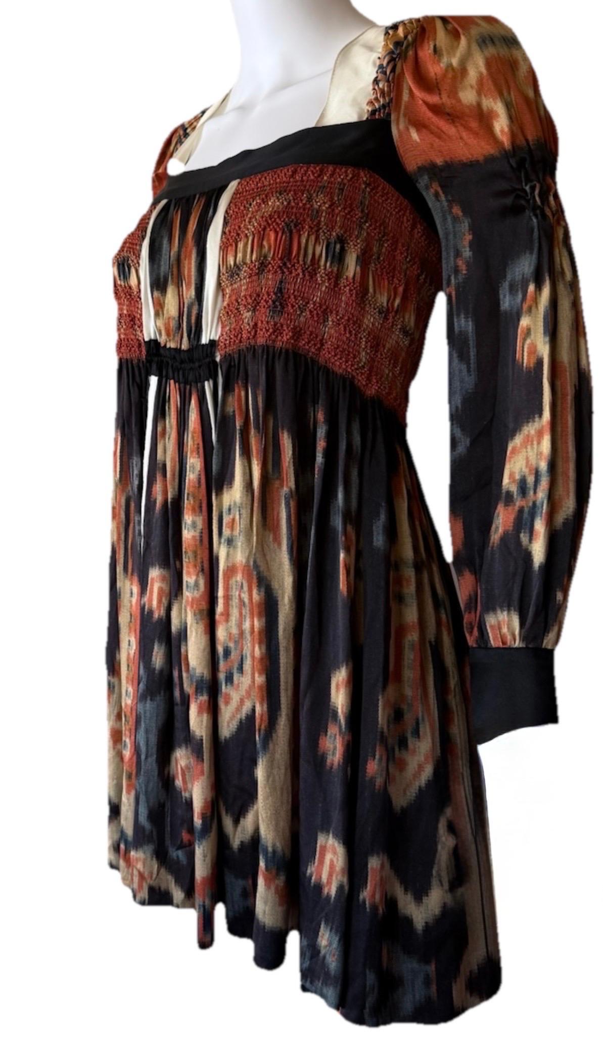 Une pièce rare de la célèbre collection Pre-Fall 2007 de Nicolas Ghesquière pour Balenciaga.
Confectionnée en soie avec un motif tie-dye vif qui fait référence aux imprimés ikat emblématiques de l'automne/hiver 2007, cette robe capture l'esprit