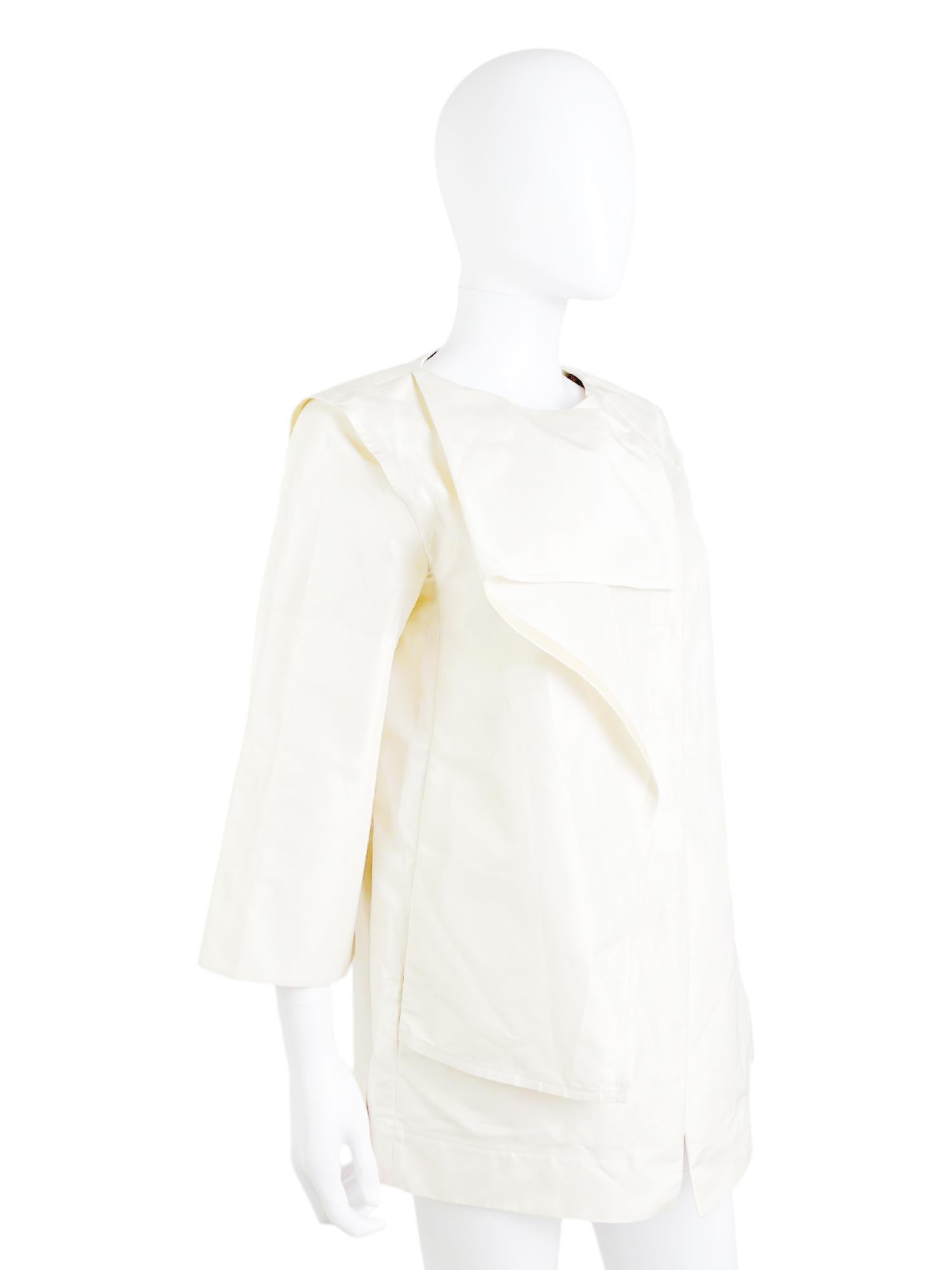 - Dessiné par Nicolas Ghesquière
- Printemps-été 2009
- Kimono asymétrique à panneaux blancs
- Encolure ronde
- Silhouette asymétrique
- Fermeture à bouton magnétique
- Conception en couches
- Très bon état
- Fabriqué en Italie
- Matériaux : coton