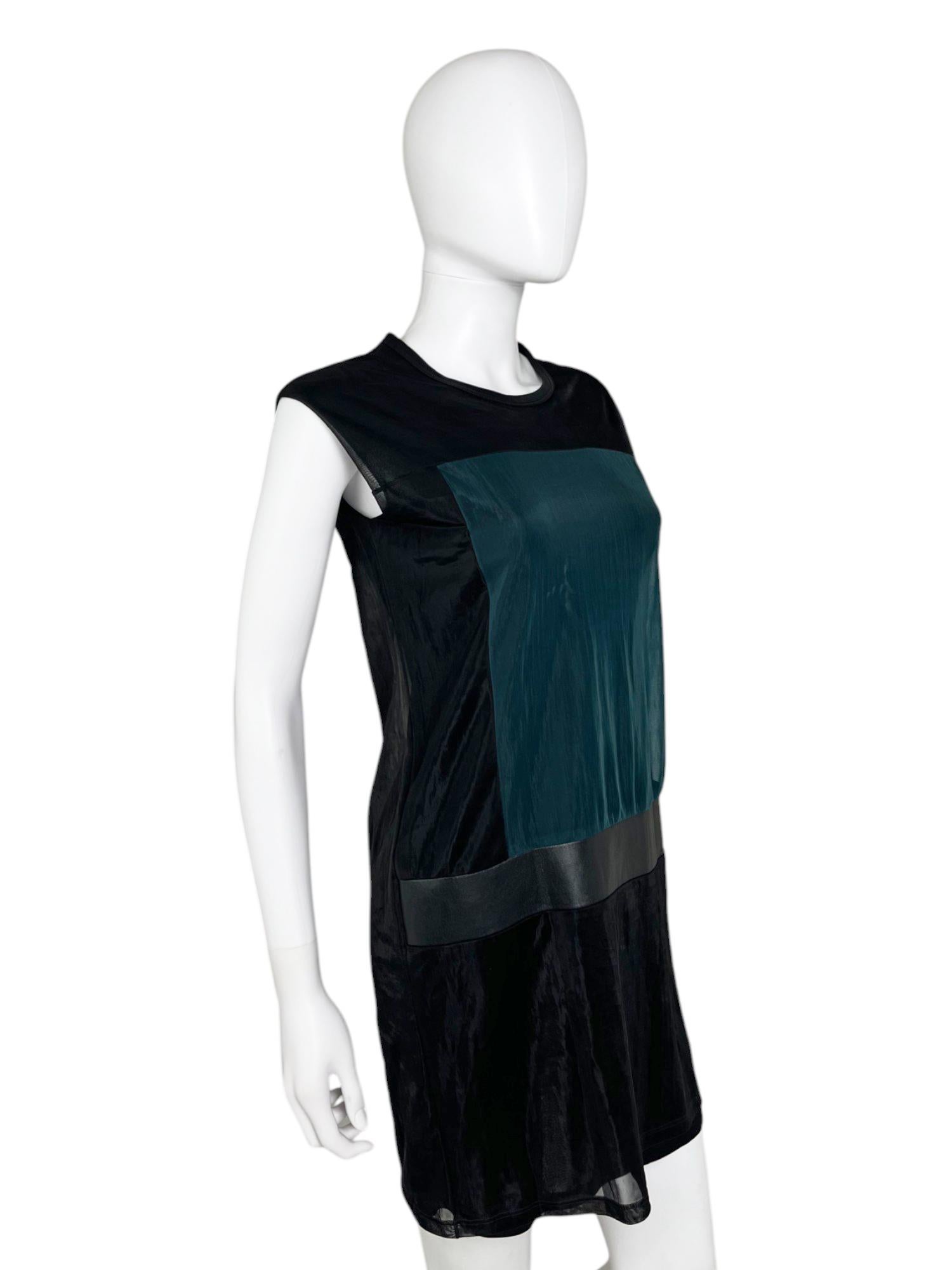 - Dessiné par Nicolas Ghesquière
- Printemps-été 2010
- Robe en soie noire
- Panneau frontal vert
- Double couche
- Sans manches
- Encolure ronde
- Longueur mini
- Très bon état : une petite tache sur le panneau vert peu visible
- Fabriqué en