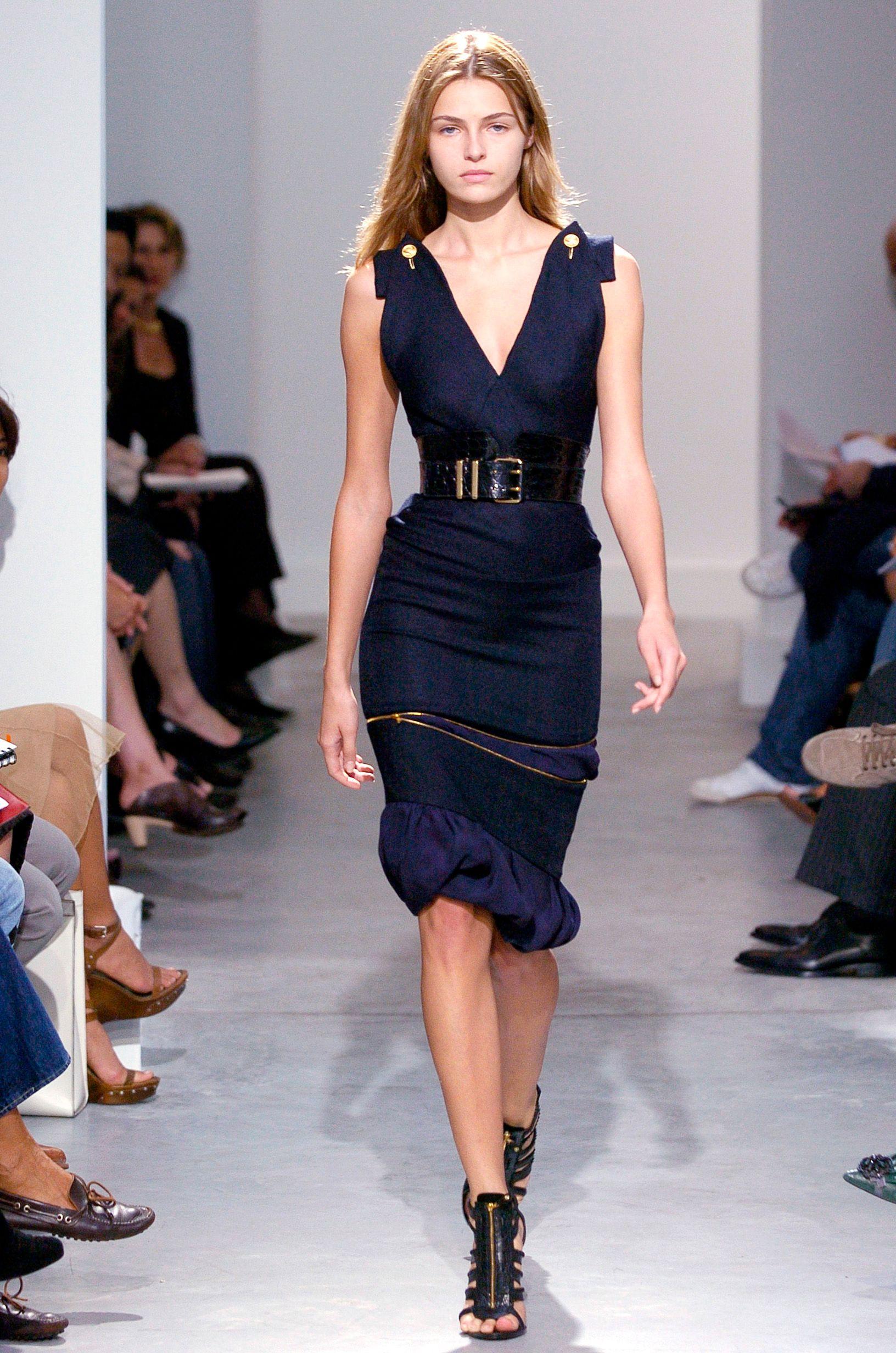 Iconico pezzo da passerella della P/E 2005, indossato da Gisele Bündchen nella campagna pubblicitaria ufficiale e fotografato da David Sims.
Taglia FR 38 (corrisponde più a FR36)
Pezzo forte dell'eredità di Nicolas Ghesquière a Balenciaga nei primi