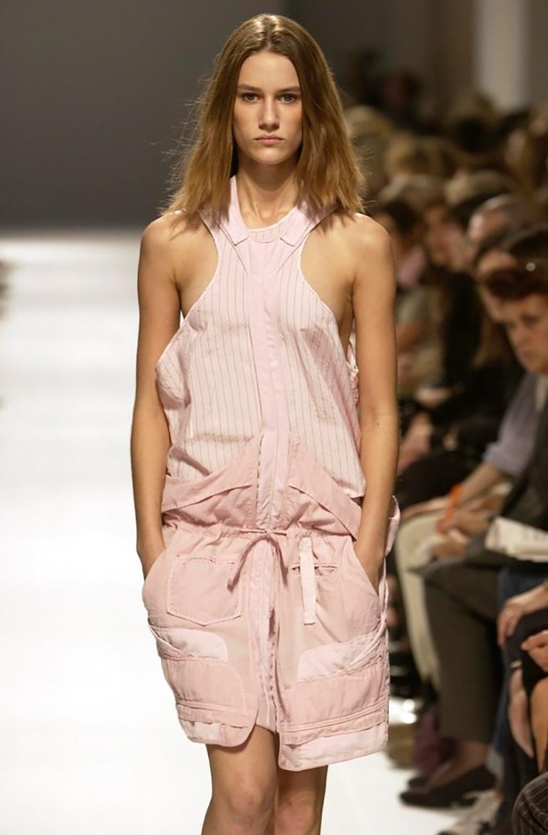 Aus der Frühjahrskollektion 2002 - eine der bahnbrechendsten Saisons von Nicolas Ghesquière bei Balenciaga.  Dieser khakigrüne Neckholder-Strampler verkörpert die Verschmelzung von zweckmäßiger Konstruktion und futuristischer Drapierung in der