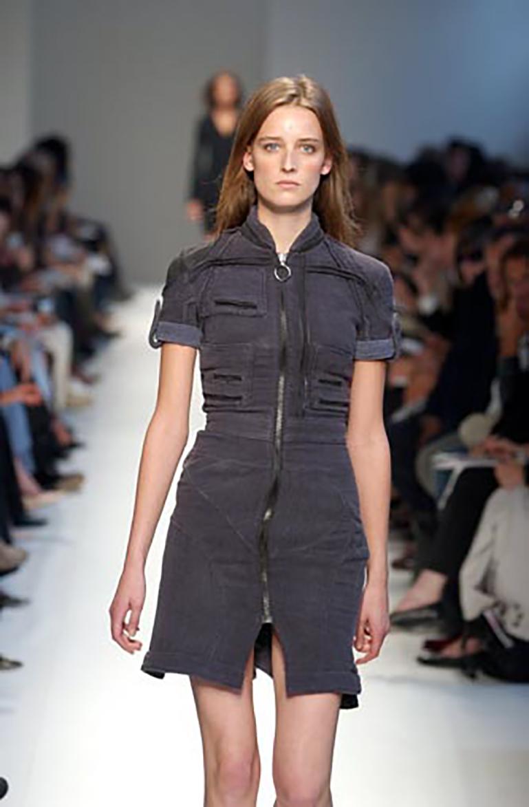 Dieses seltene und avantgardistische Archivstück, das auf dem Laufsteg der SS03 zu sehen war, ist ein Sammlerstück, das ein Beispiel für die Innovation von Balenciaga in den frühen 2000er Jahren ist. Dieses auffällige, knielange Kleid ist aus einem