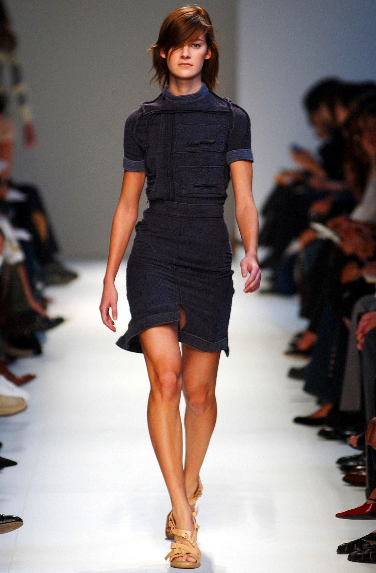 Pièce d'archive de la révolutionnaire collection de défilés printemps-été 2003 de Nicolas Ghesquière chez Balenciaga, cet ensemble coordonné repousse les limites du tailoring et de la construction inspirée de l'utilitaire dans une optique