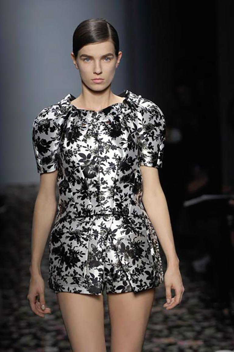 Un raro e sorprendente pezzo da passerella dell'iconica collezione Prêt-à-Porter di Balenciaga della primavera 2008, disegnata da Nicolas Ghesquière all'apice del suo regno creativo. Come descritto da Vogue, Ghesquière ha descritto questa stagione