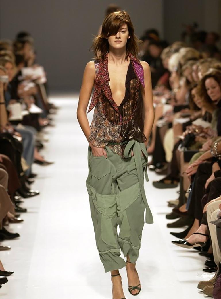 Dall'iconica collezione primavera 2002 di Nicolas Ghesquière, questo raro e ambitissimo modello di Balenciaga  Il top è uno studio poetico sulla struttura, sul movimento e sulla femminilità moderna. La visione di Ghesquière per questa stagione ha