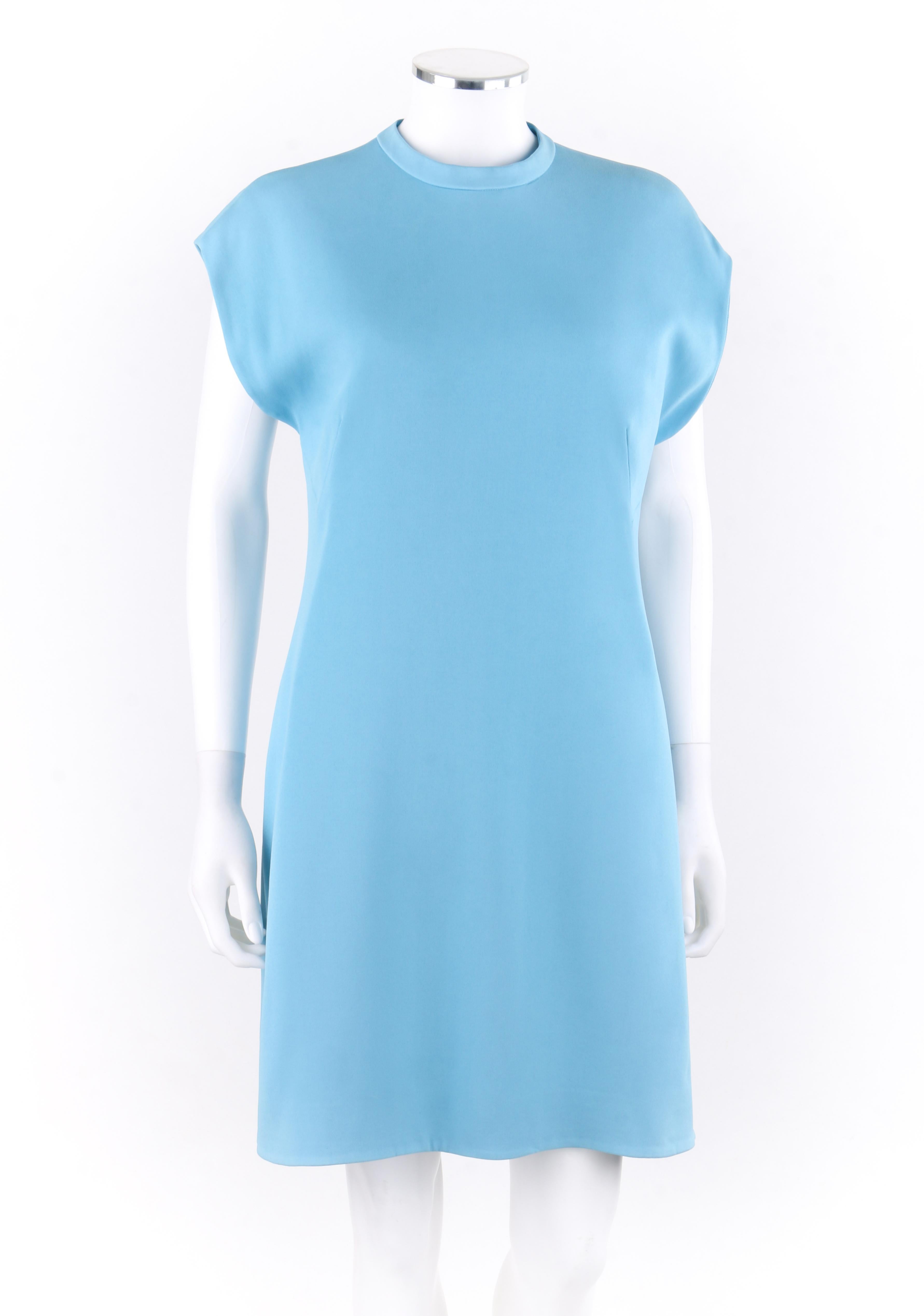 DESCRIPCIÓN: BALENCIAGA c.2015 Vestido de tirantes con cuello de banda azul cielo 
 
Marca / Fabricante: Balenciaga
Estilo Vestido de tirantes 
Color(es): azul cielo
Forrado: Sí
Contenido del tejido marcado: Exterior: viscosa/elastano; forro: