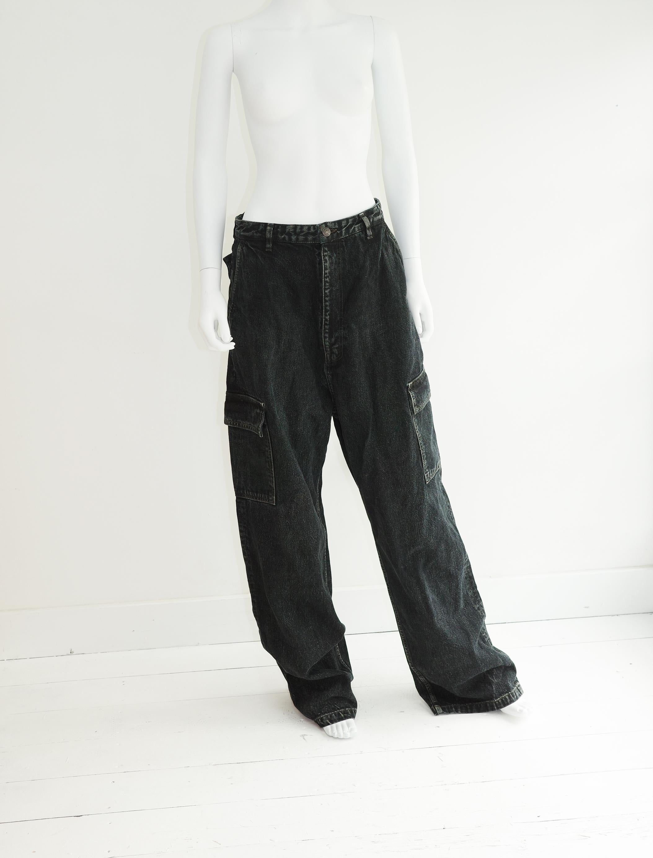 BALENCIAGA Cargo Baggy-Hose aus dunkelblauem Denim  

Bio-Japan-Twill Weites Bein  

2 Schrägstrich-Taschen  

2 aufgesetzte Gesäßtaschen mit Klappen   

2 aufgesetzte Seitentaschen mit Klappen   

Größe 29/klein  FR 38  

Ungefähre Maße  

 L