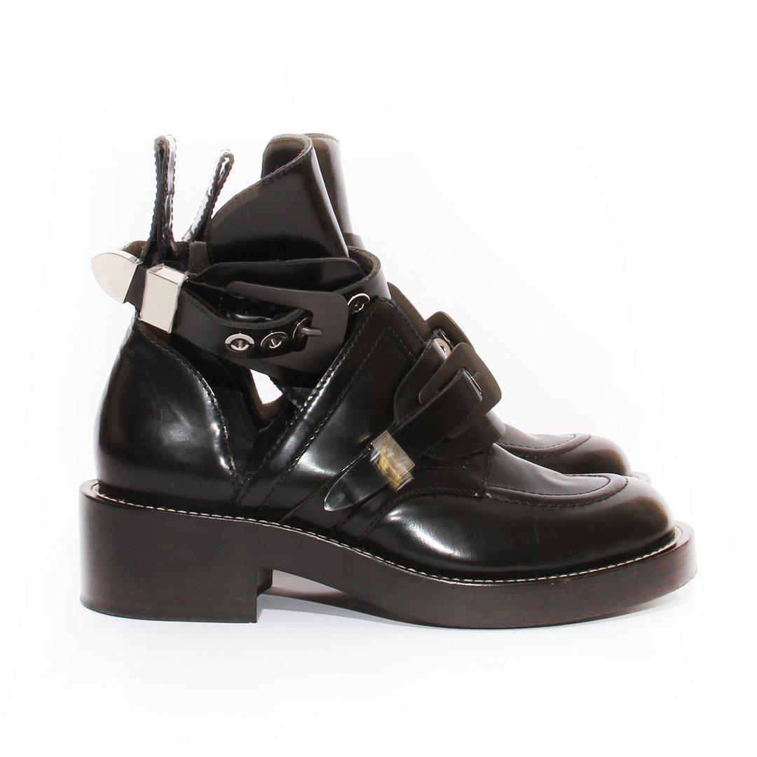 Ceinture buckle boot by Balenciaga
Spring 2011 RTW 
Black leather 
Dual buckle 
Silver-tone hardware 
Cutouts 
Round toe
Made in Italy
Condition: Great, scuffs on sole. Light leather wear. (see photos).

Size/Measurements 
Size 38
2