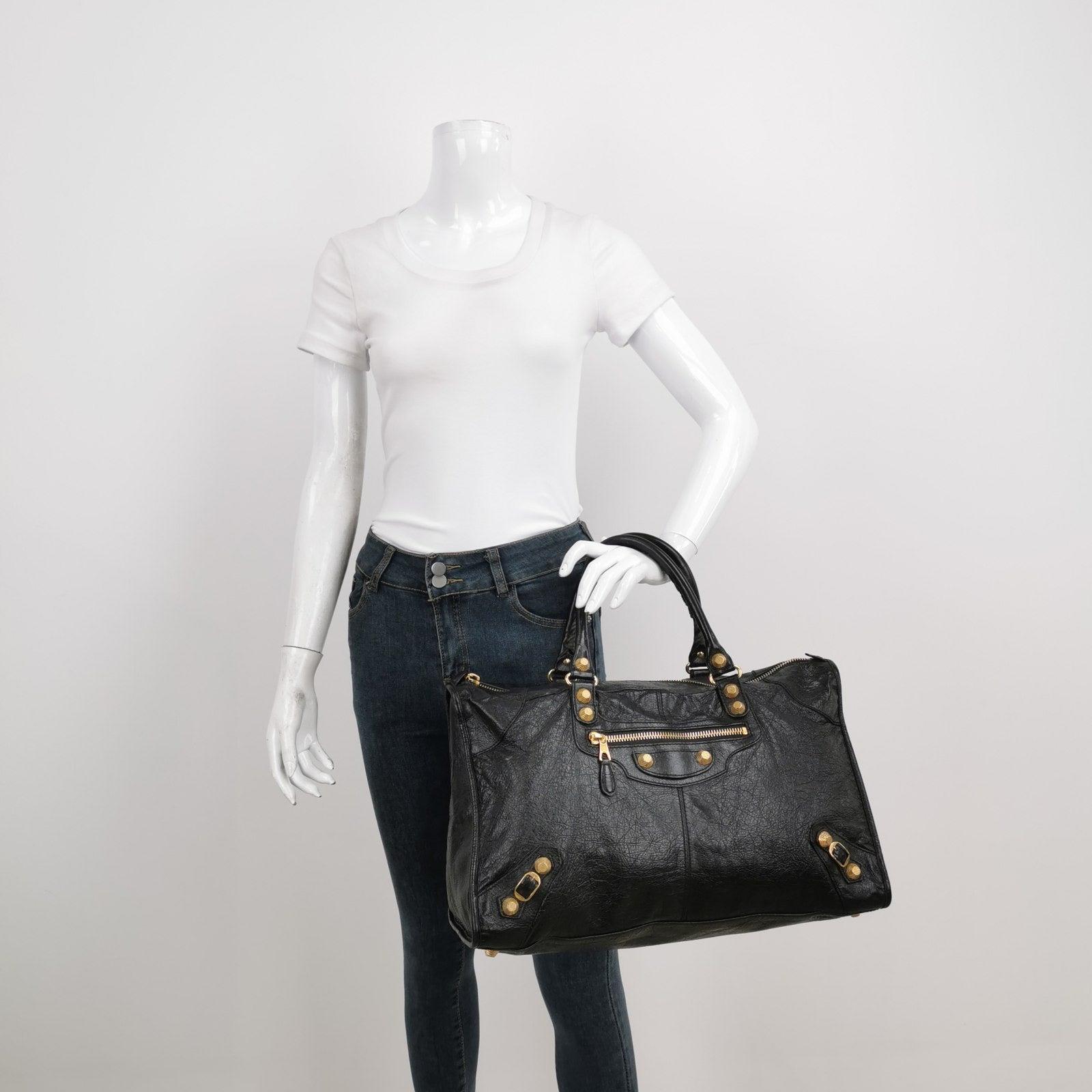 Balenciaga City Bag Nero con finiture dorate Borsa grande Queste sono foto professionali della borsa offerta da Luxbags. La Balenciaga City Bag Crossbody Bag è una borsa senza tempo e altamente riconoscibile che è stata resa popolare dalle celebrità