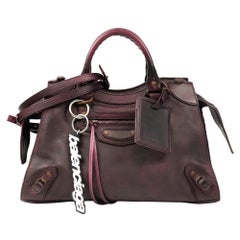 Balenciaga:: City Bag aus burgunderfarbenem Leder