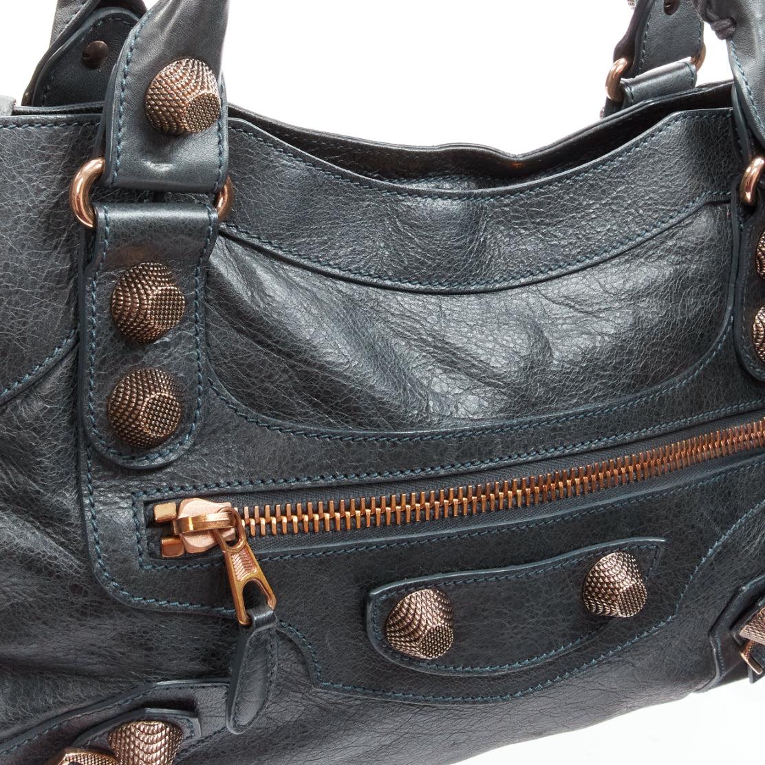 Balenciaga City in pelle verde scuro, con borchie in rame e manico superiore. 3