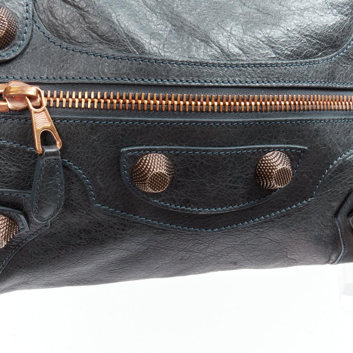 Balenciaga City in pelle verde scuro, con borchie in rame e manico superiore. 4