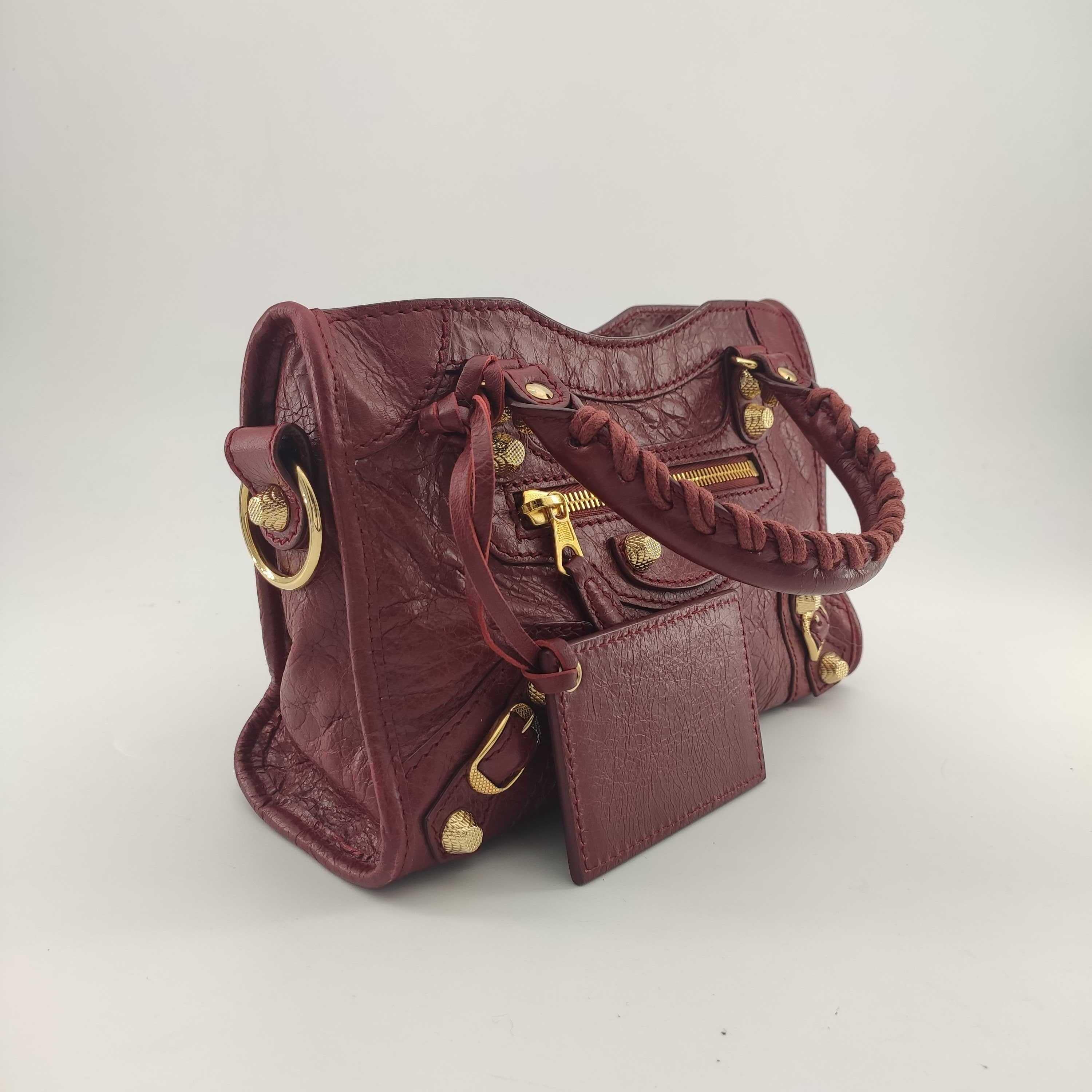 - Designer: BALENCIAGA
- Model: City
- Condition: Very good condition. Sign of wear on base corners
- Accessories: None
- Measurements: Width: 23.5cm, Height: 15cm, Depth: 7cm, Strap: 108cm
- Exterior Material: Leather
- Exterior Color: Burgundy
-