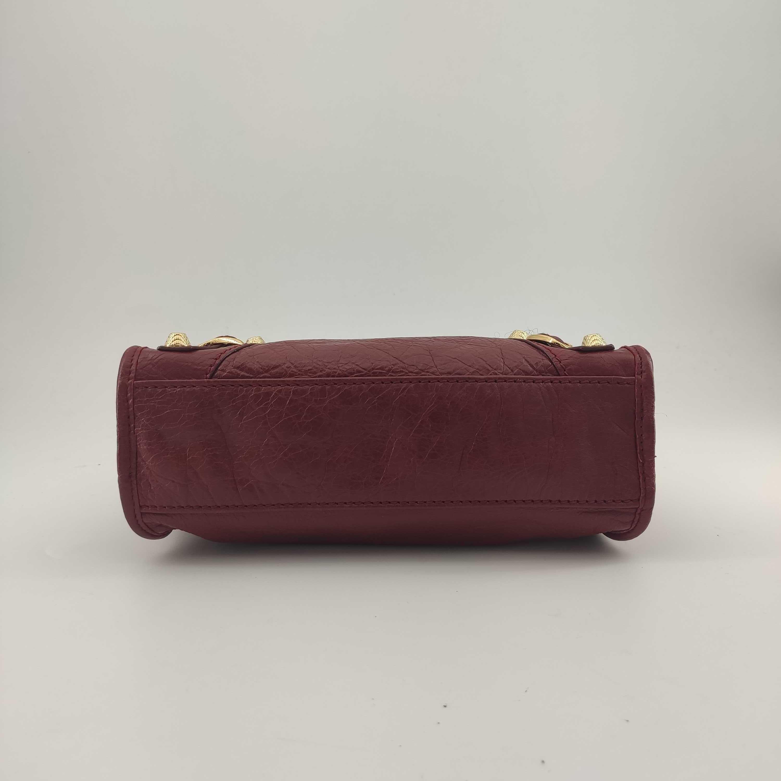 BALENCIAGA City Umhängetasche aus burgunderfarbenem Leder im Zustand „Hervorragend“ in Clichy, FR