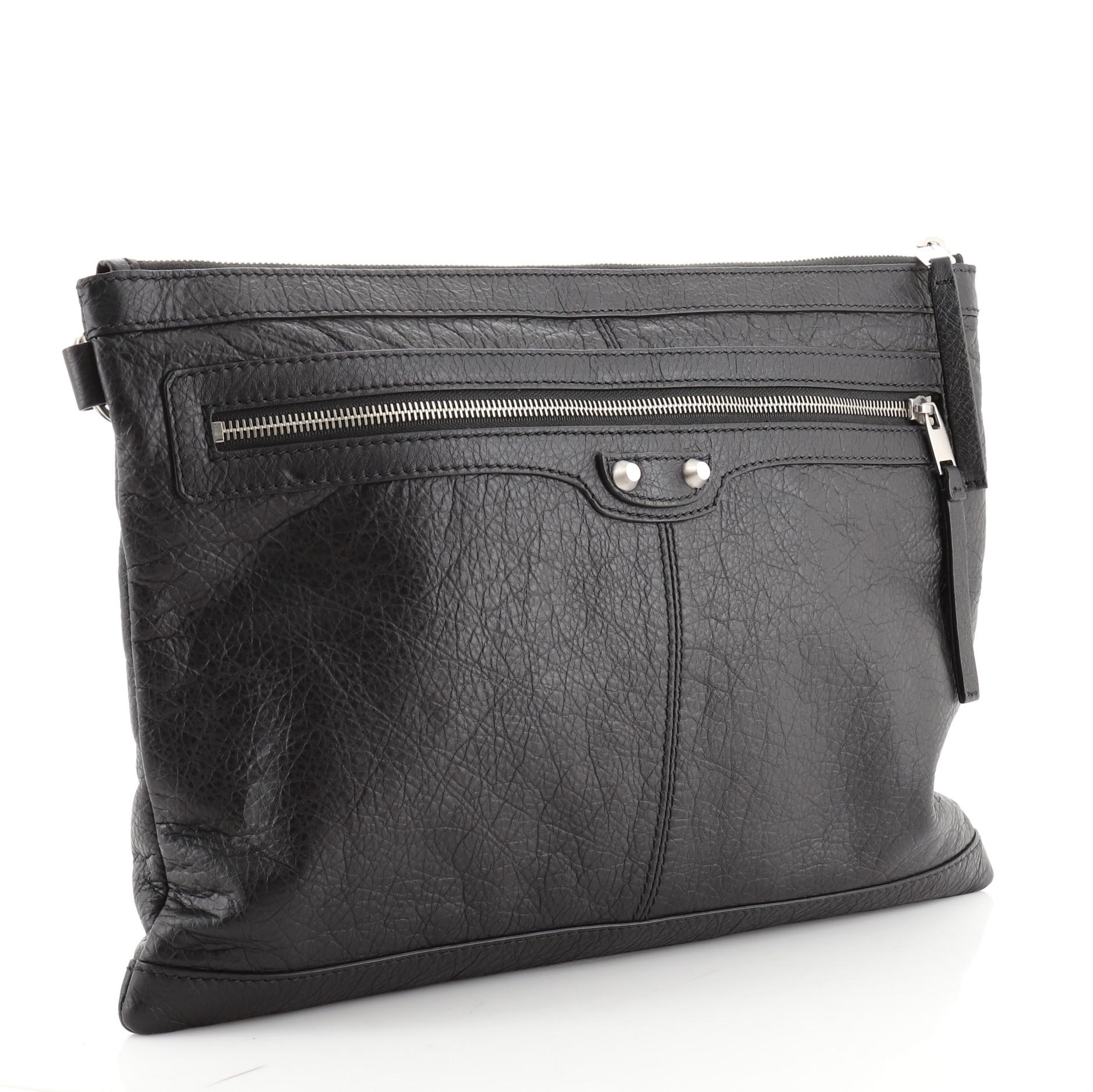 Balenciaga Classic City Clip Pouch Leather Large
Black

Condition Details: Light wear on base corners and in interior, scratches on hardware.

49897MSC

Height 10
