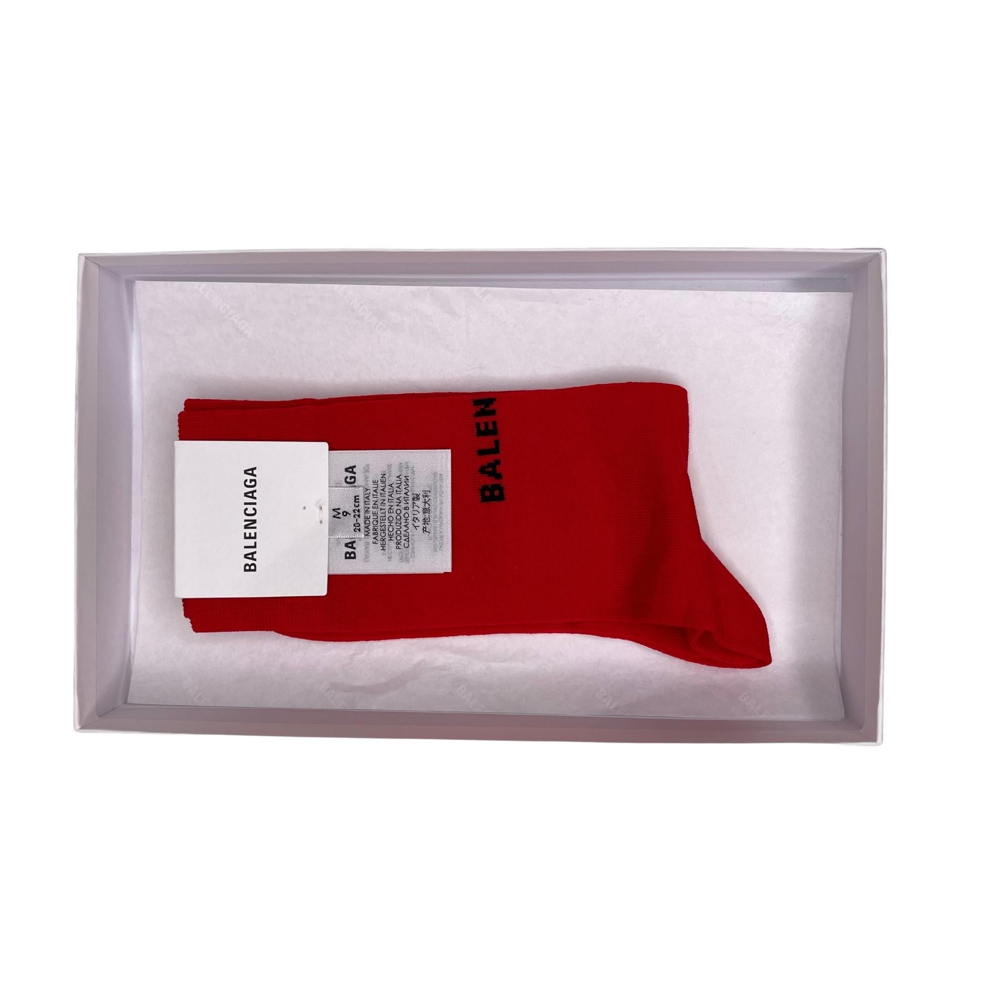 Balenciaga - Chaussures rouges à logo classique (Medium) Unisexe en vente