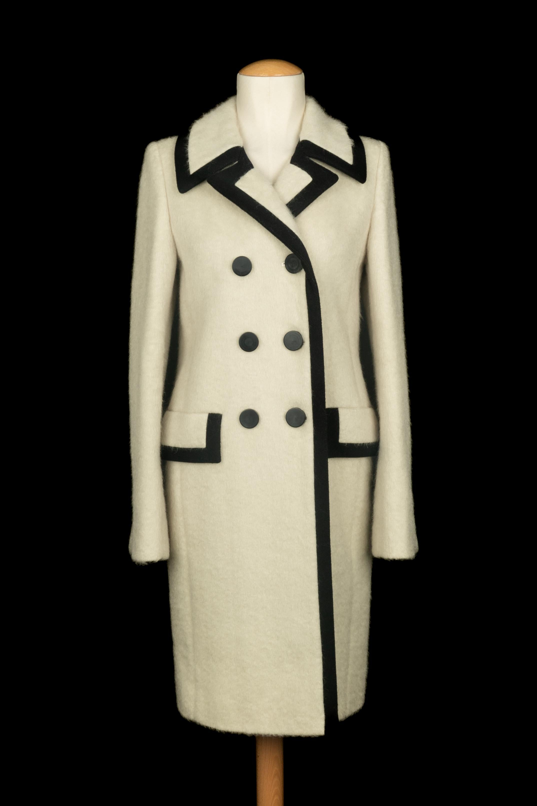 Balenciaga - (Made in Italy) Cappotto bianco in misto mohair e lana bordato di baize nero. La taglia 40IT indicata, sembrava una 36FR. Collezione 2011 sotto la direzione artistica di Nicolas Ghesquière.

Condizioni:
Ottime