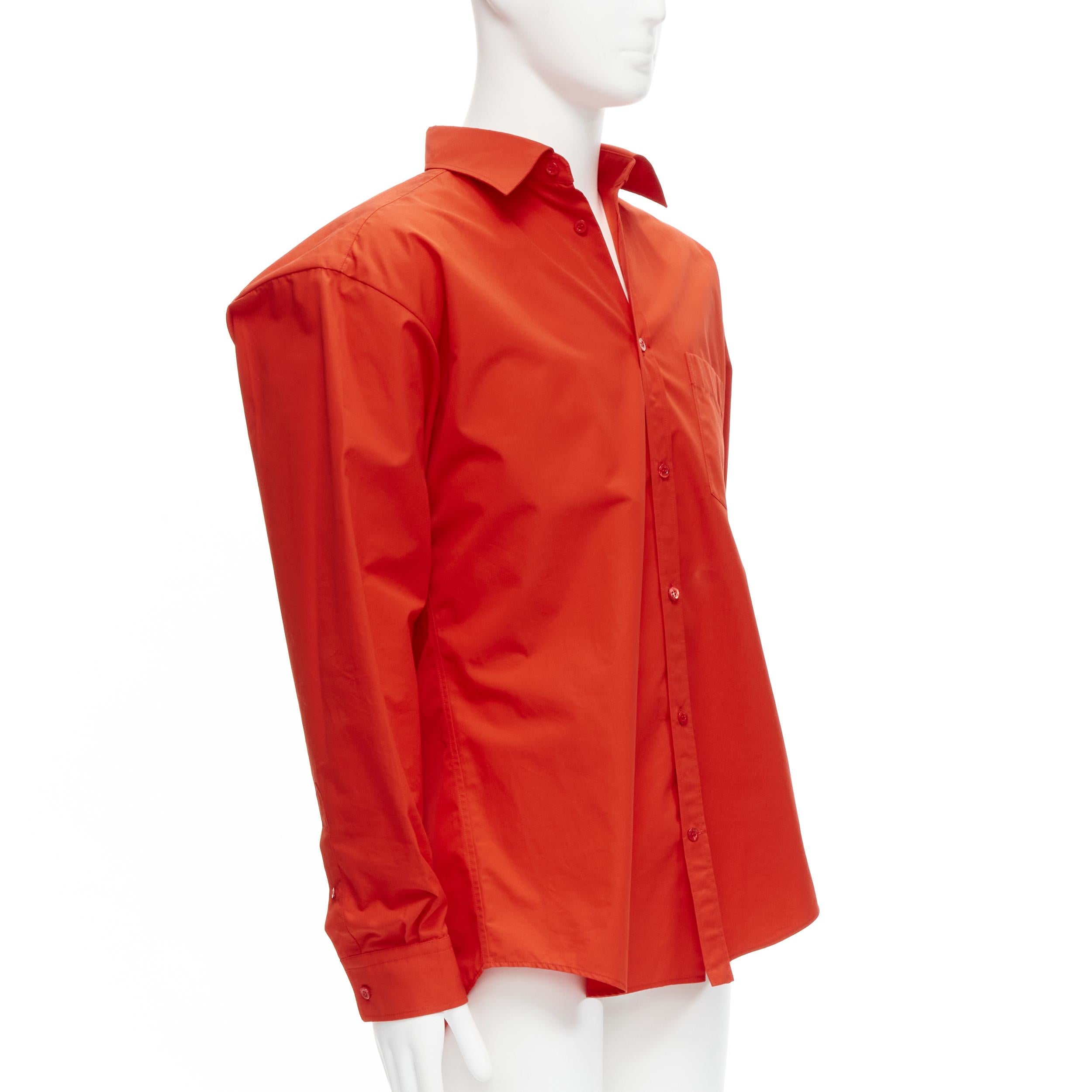 BALENCIAGA Cocoon rojo cuello vuelto corte 3D camisa oversize abotonada
Referencia: CNLE/A00185
Marca: Balenciaga
Diseñadora: Demna
Material: Sensación de algodón
Color: Rojo
Patrón: Sólido
Cierre: Botón
Detalles adicionales: Corte de cuello