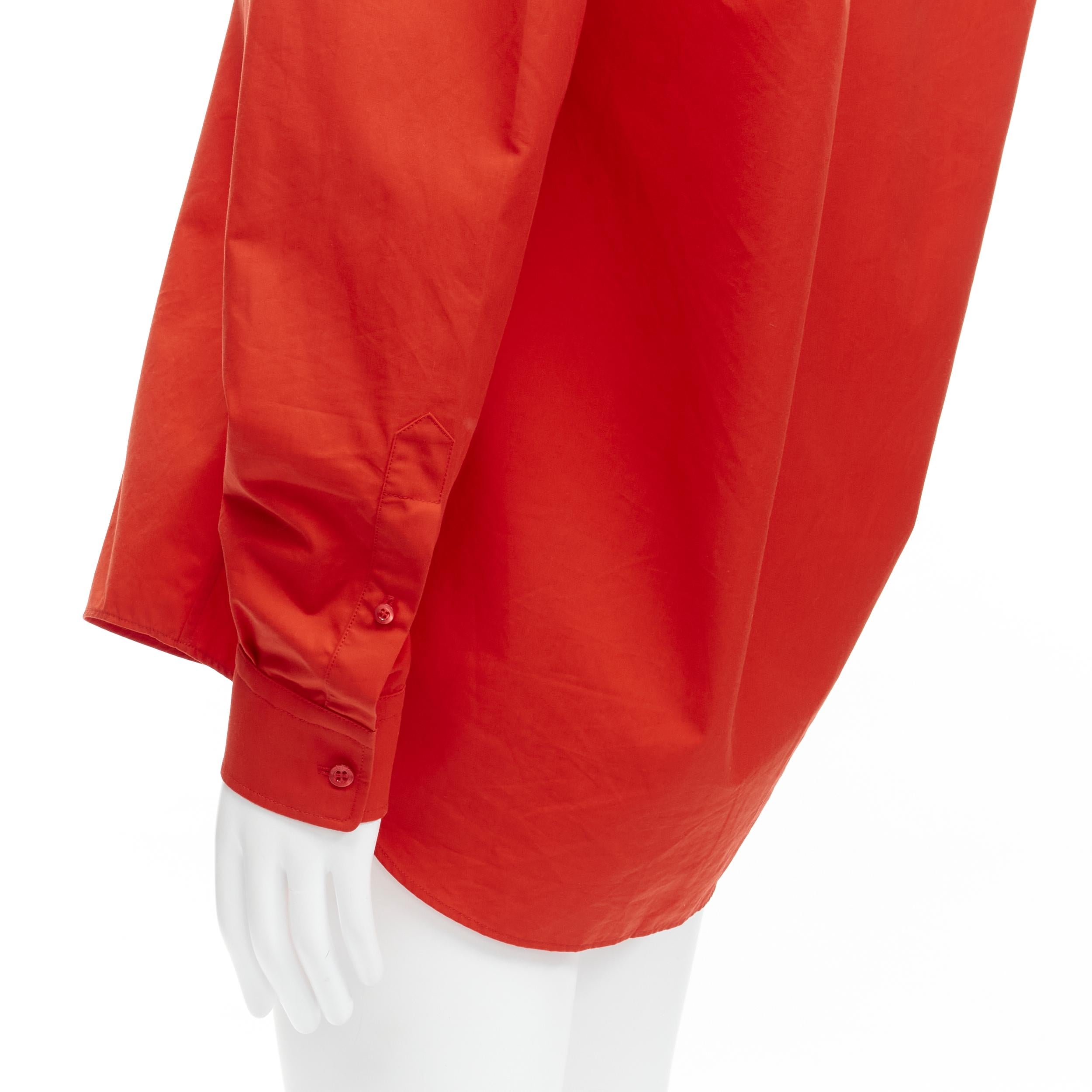 BALENCIAGA Cocoon rojo cuello vuelto corte 3D camisa oversize abotonada en venta 3