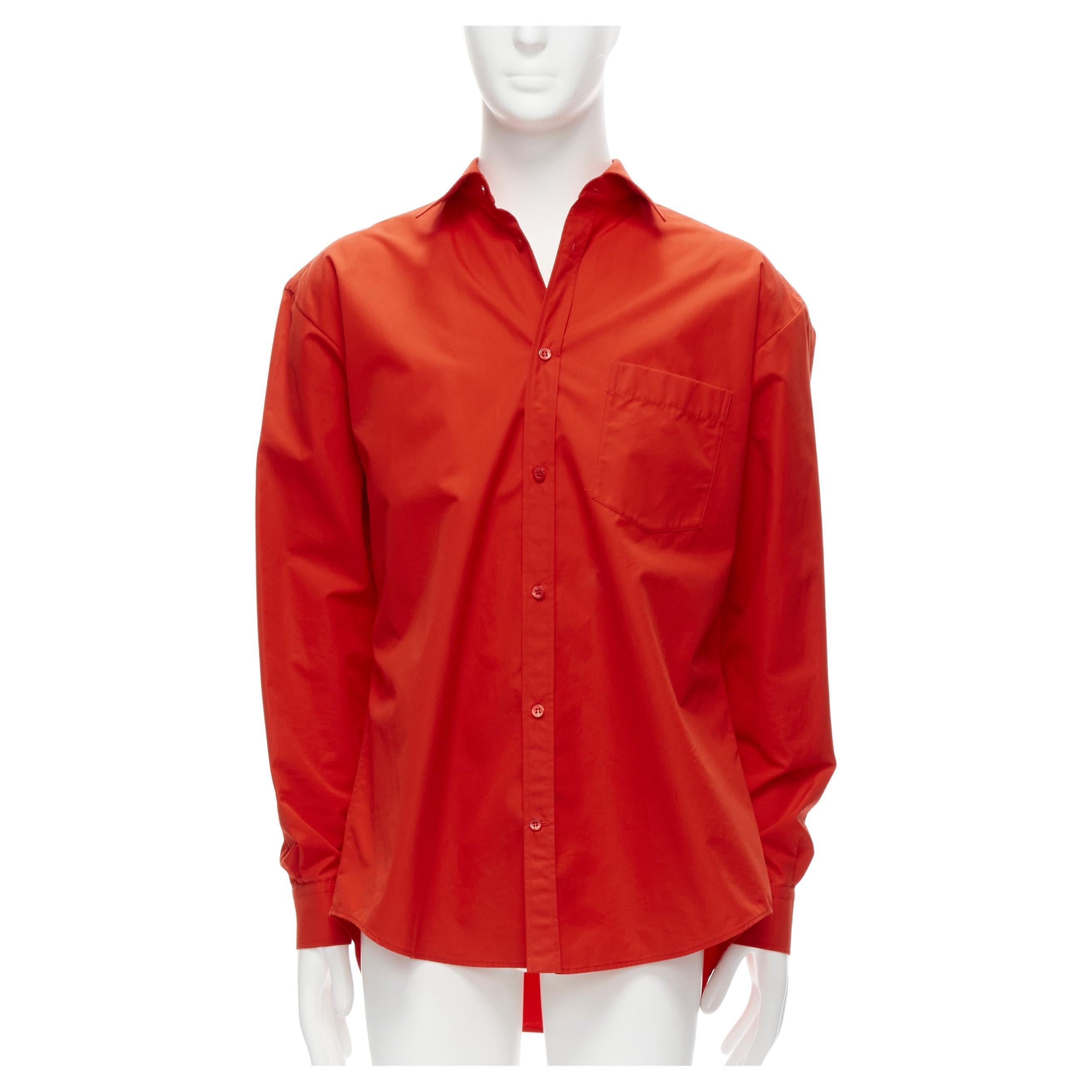 BALENCIAGA Cocoon rojo cuello vuelto corte 3D camisa oversize abotonada en venta