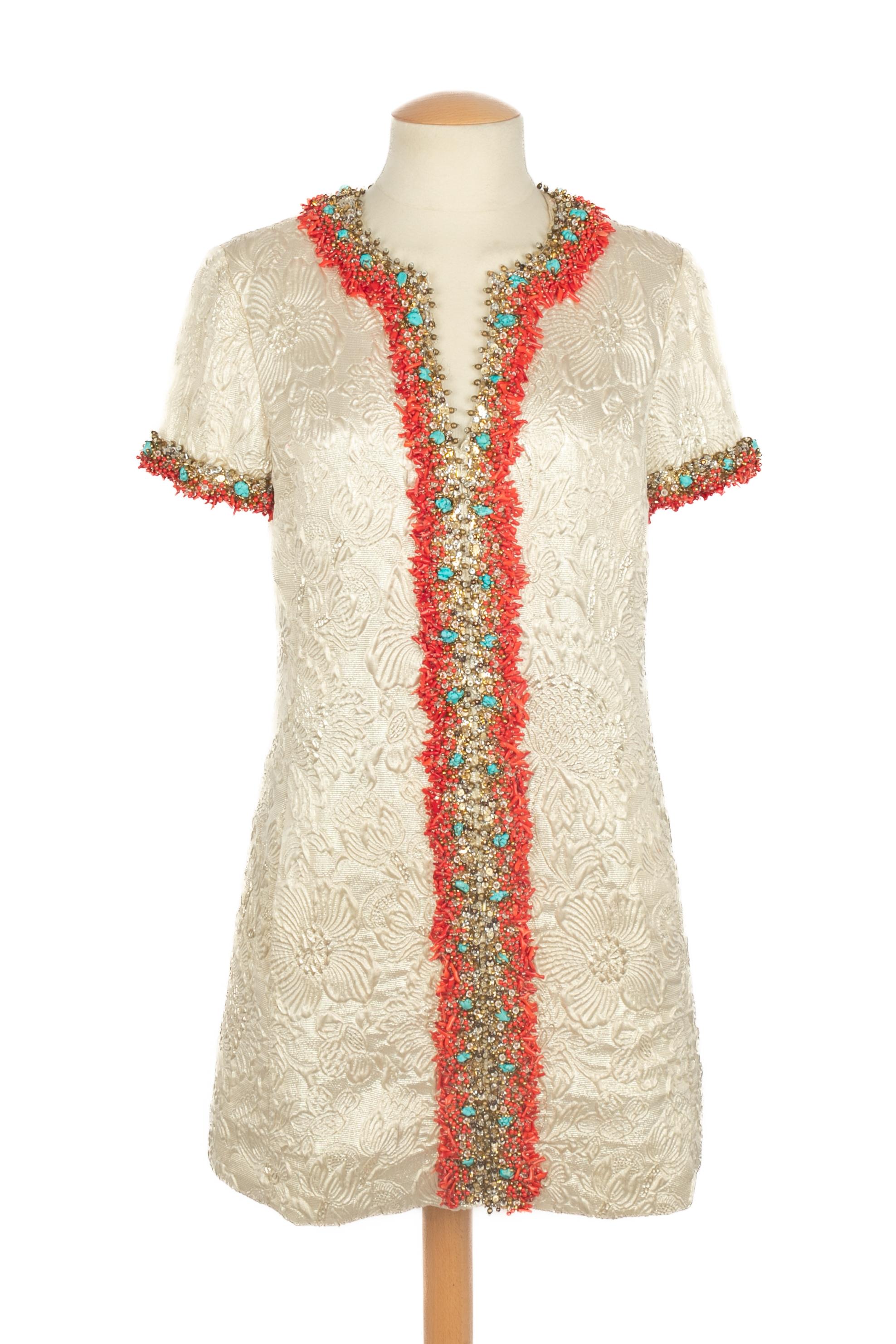 BALENCIAGA - Embroidered coral dress with flower beige silk brocade, coral and polychromatic pearls. Size label missing, it fits a 36FR. 2008 Runway Collection under the artistic direction of Nicolas Ghesquière.

Condition:
Good