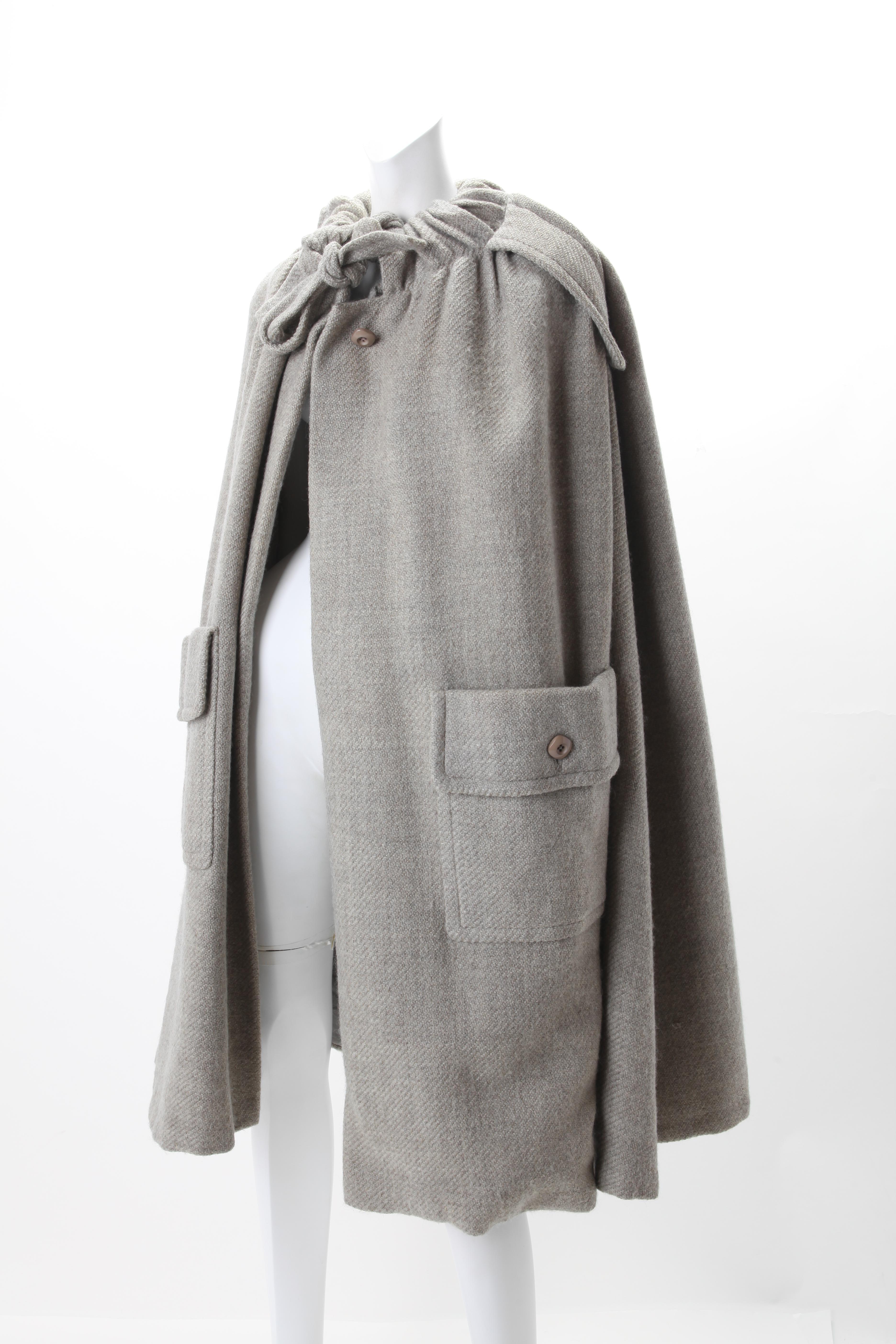 Balenciaga Couture - Cape en maille de laine, c.1970 Bon état - En vente à New York, NY
