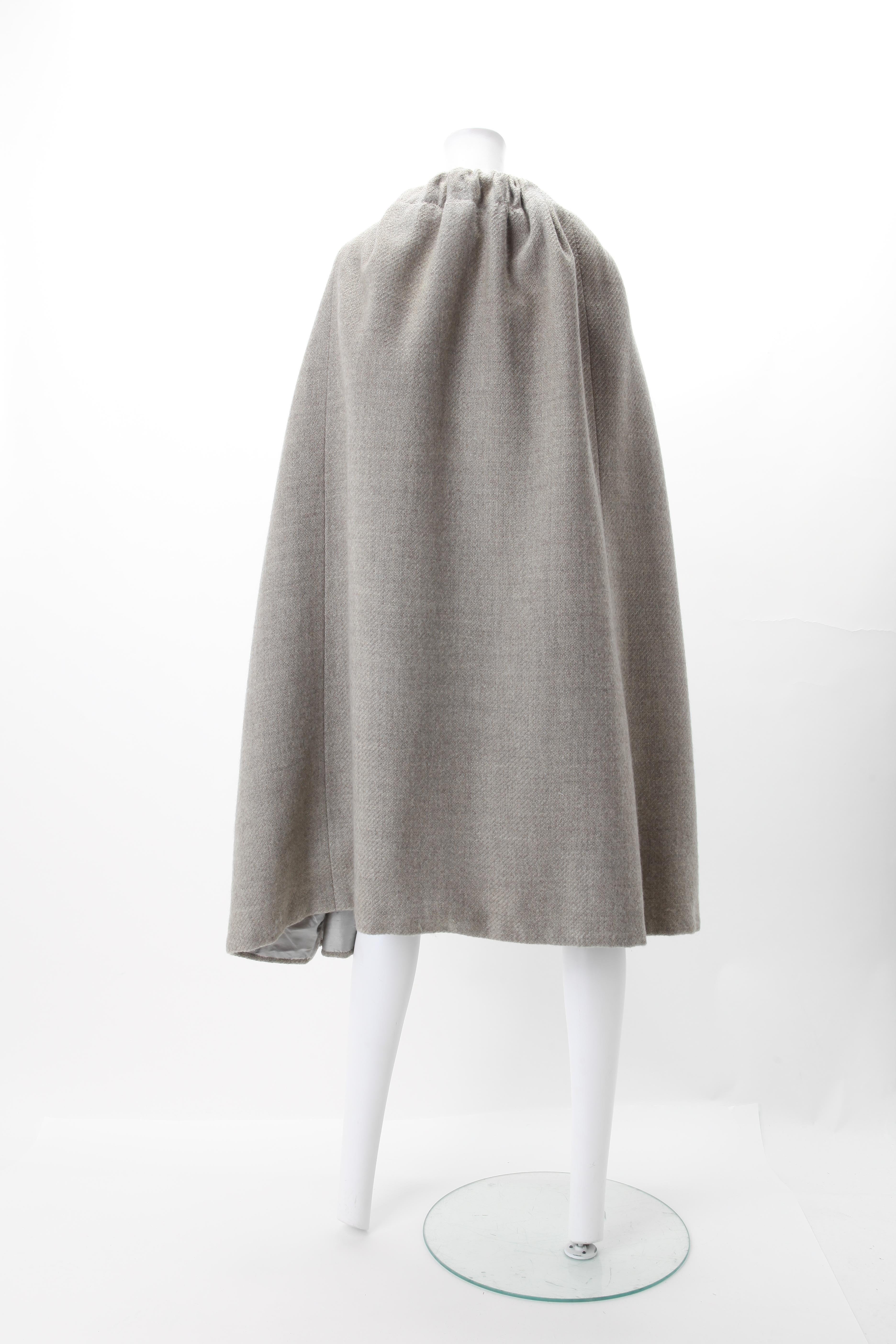 Cape en tricot de laine Balenciaga Couture, c.1970
cape en laine grise Balenciaga Couture des années 1970, numérotée 