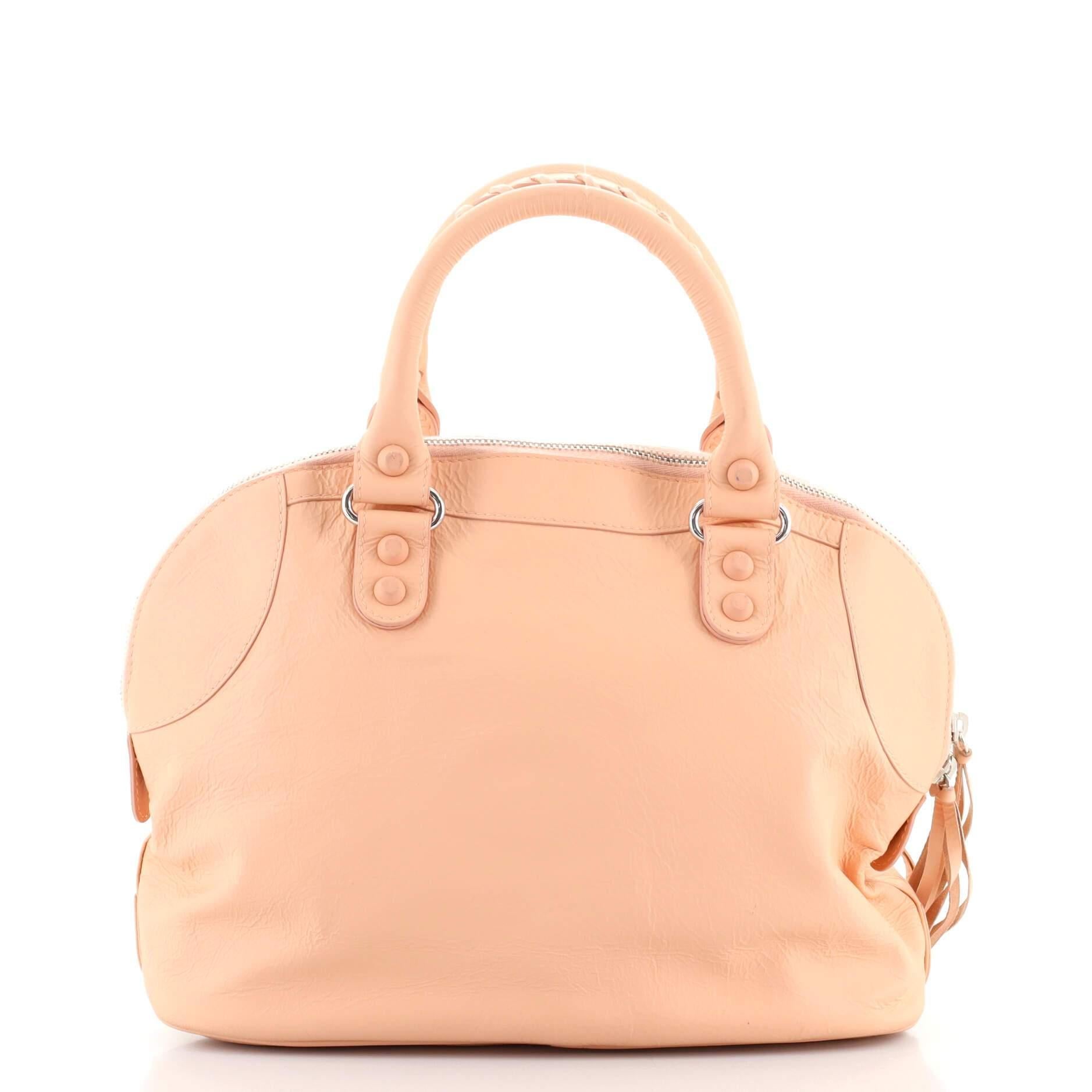 Balenciaga abgedeckte klassische Nieten Bowlingtasche Leder Mini im Zustand „Gut“ in NY, NY
