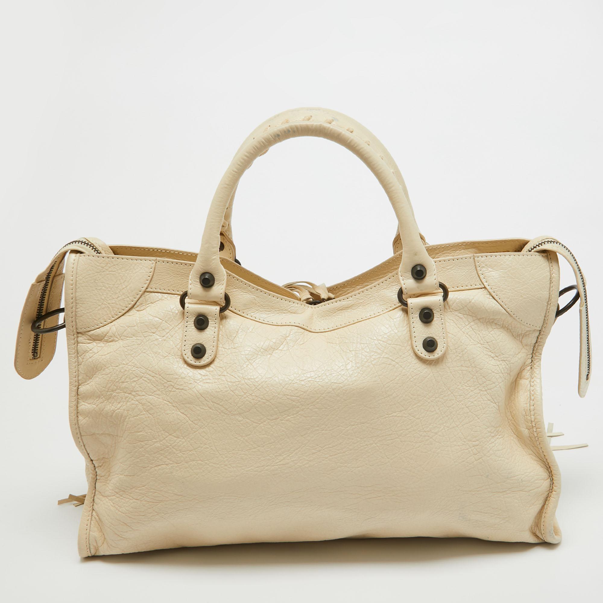 Offrez-vous le luxe avec ce sac Balenciaga. Méticuleusement fabriqué à partir de matériaux de première qualité, il allie un design exquis, un savoir-faire impeccable et une élégance intemporelle. Cet accessoire de mode rehausse votre