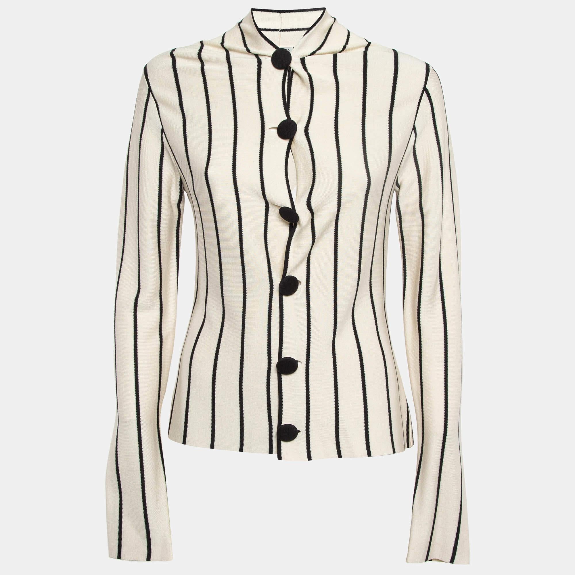 Ob Sie nun mit Freunden ausgehen oder einfach nur faulenzen wollen  Diese Strickjacke ist vielseitig und kann auf viele Arten gestylt werden. Es wurde aus feinem Stoff hergestellt.