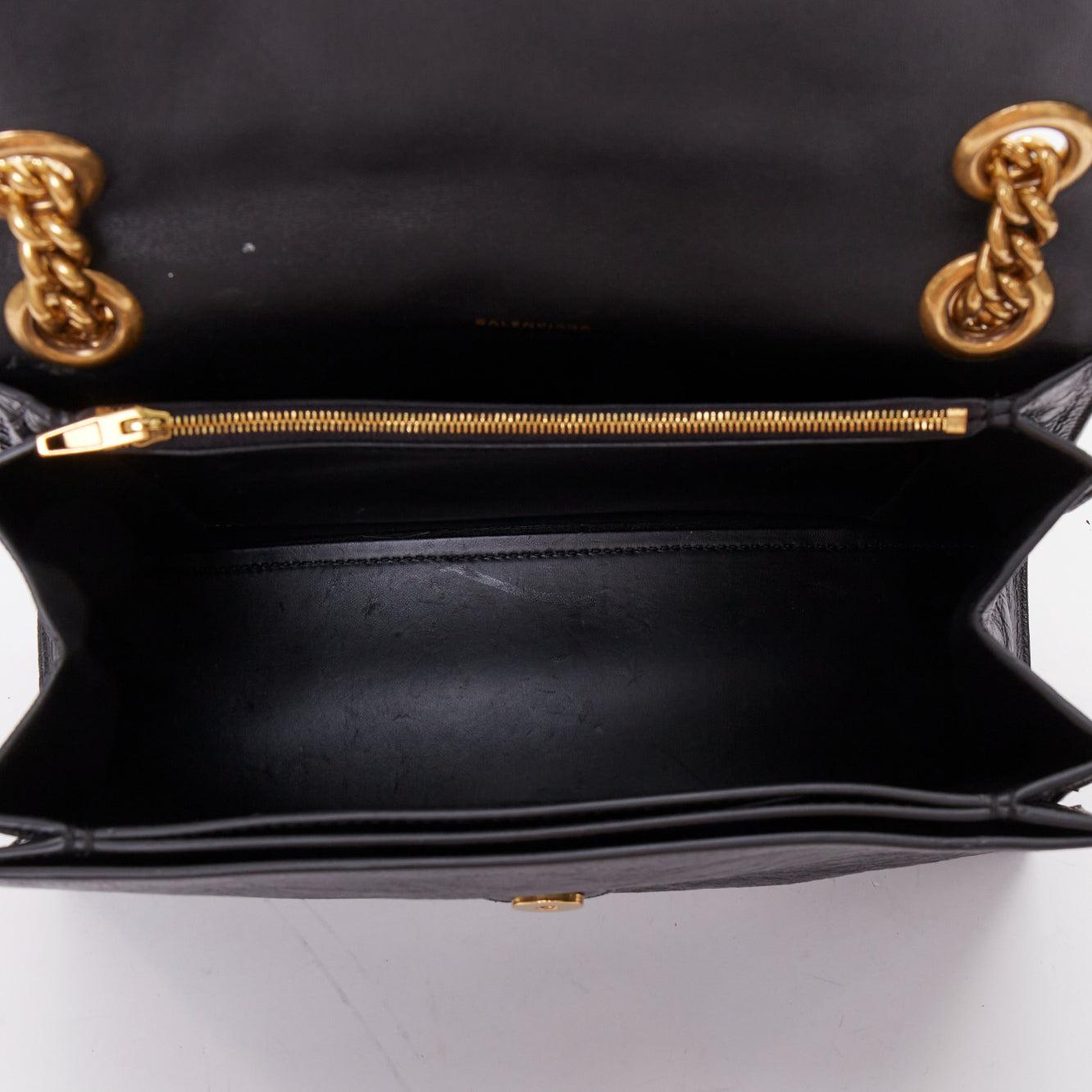 BALENCIAGA Crush Medum Umhängetasche aus schwarzem strukturiertem Leder mit goldener B-Kette im Angebot 5