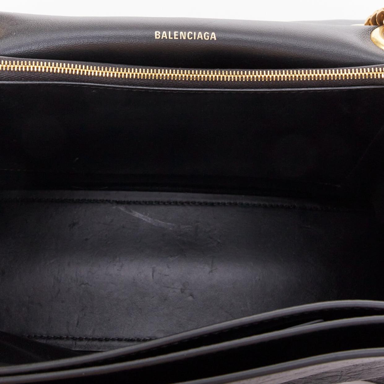 BALENCIAGA Crush Medum Umhängetasche aus schwarzem strukturiertem Leder mit goldener B-Kette im Angebot 6