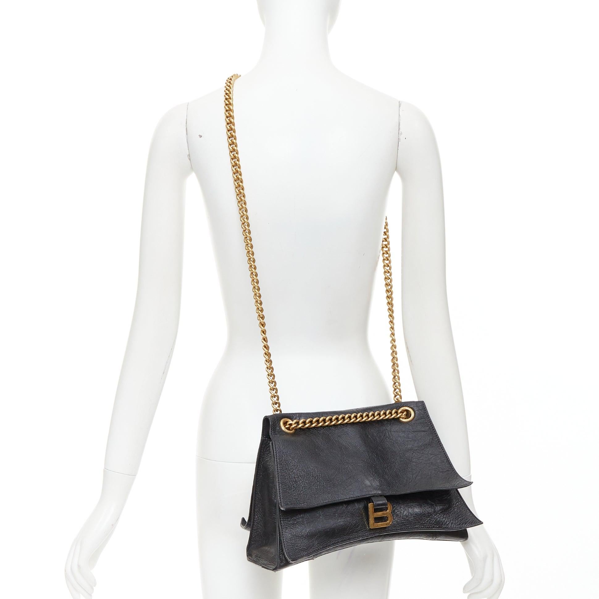 BALENCIAGA Crush Medum Umhängetasche aus schwarzem strukturiertem Leder mit goldener B-Kette
Referenz: ECLO/A00148
Marke: Balenciaga
Designer: Demna
Modell: Crush
MATERIAL: Leder
Farbe: Schwarz, Gold
Muster: Solide
Verschluss: Magnet
Innenfutter: