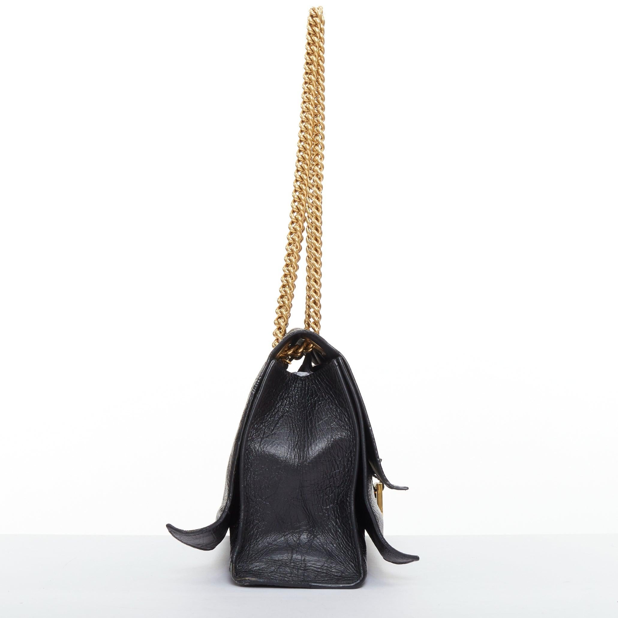 BALENCIAGA Crush Medum Umhängetasche aus schwarzem strukturiertem Leder mit goldener B-Kette im Zustand „Gut“ im Angebot in Hong Kong, NT