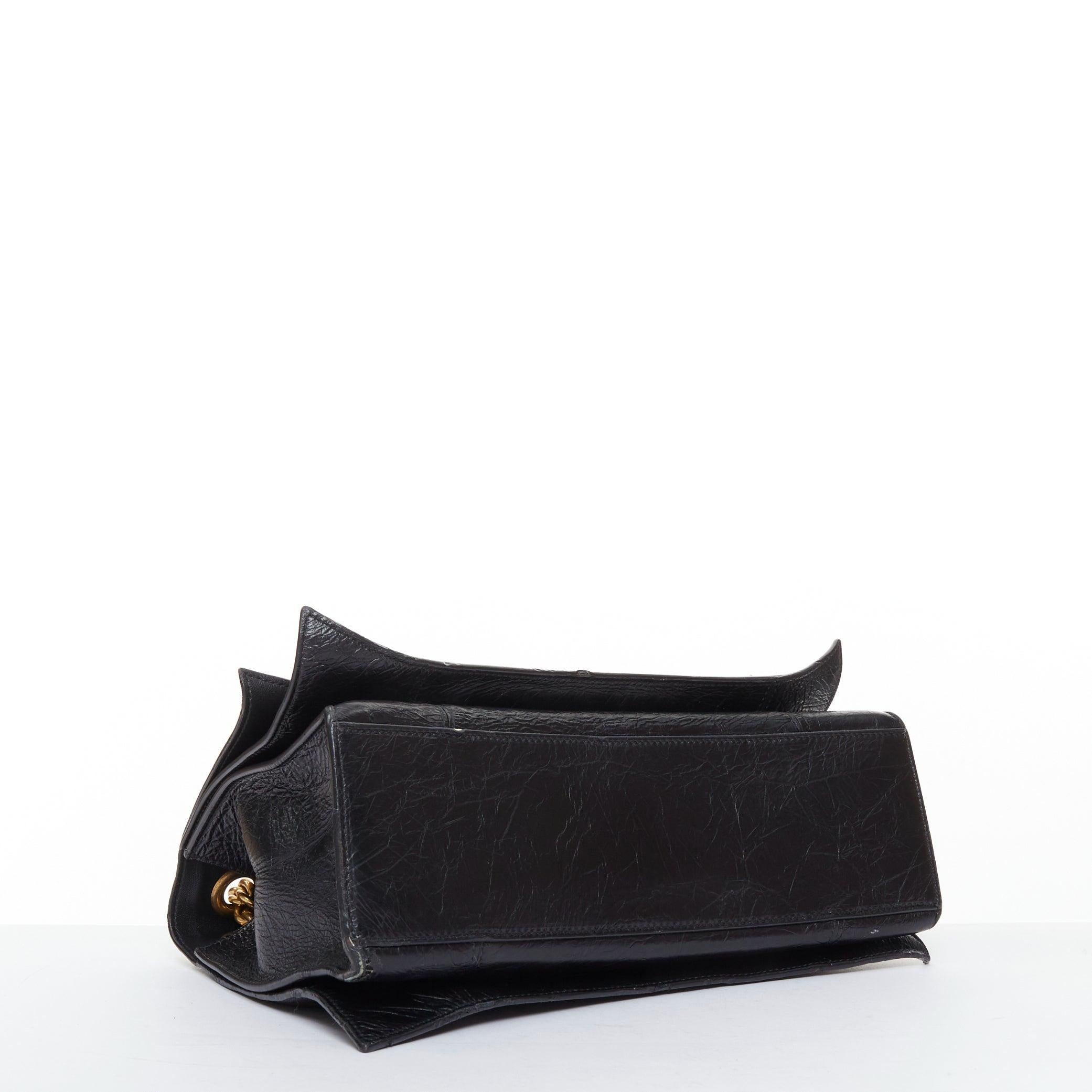 BALENCIAGA Crush Medum Umhängetasche aus schwarzem strukturiertem Leder mit goldener B-Kette im Angebot 1