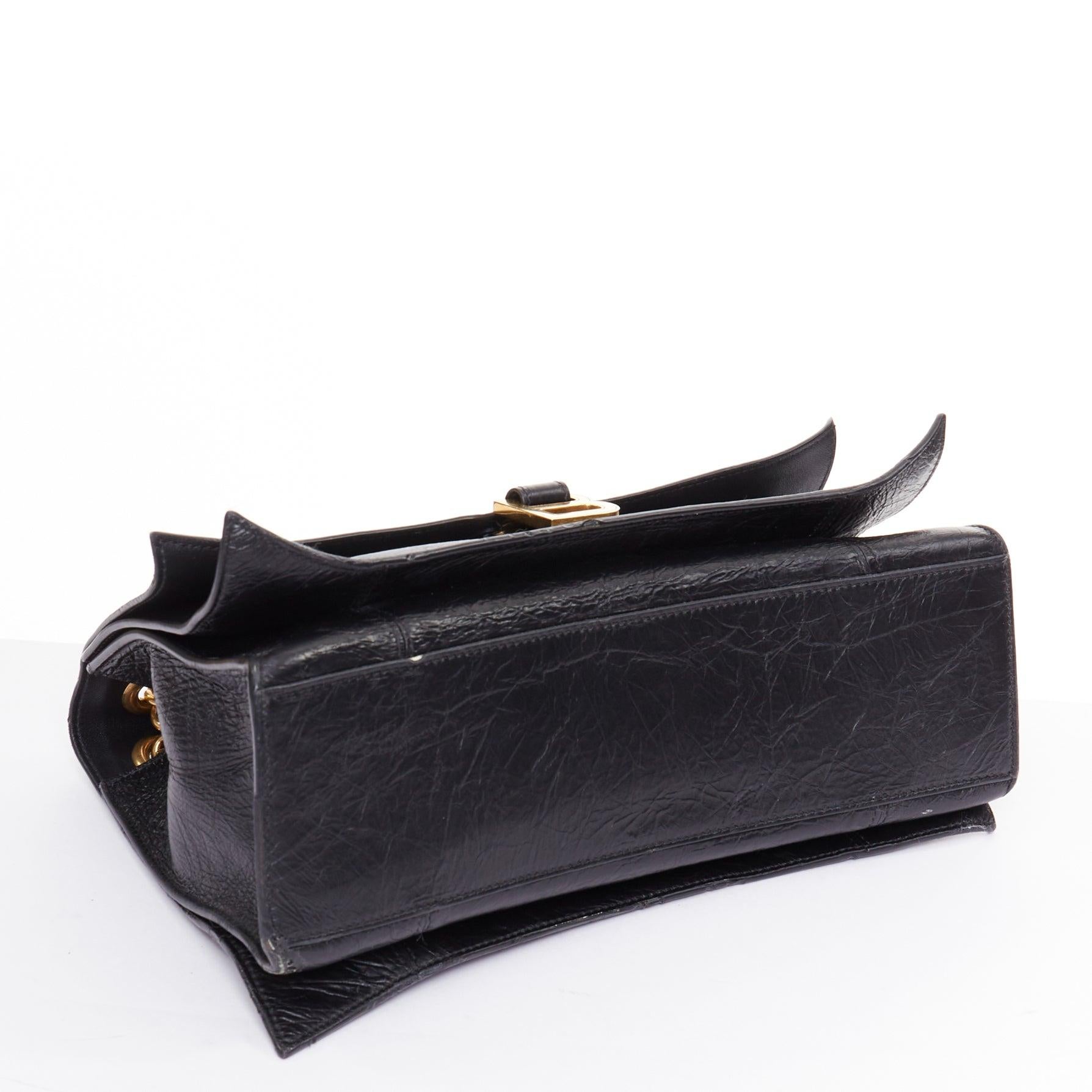 BALENCIAGA Crush Medum Umhängetasche aus schwarzem strukturiertem Leder mit goldener B-Kette im Angebot 2