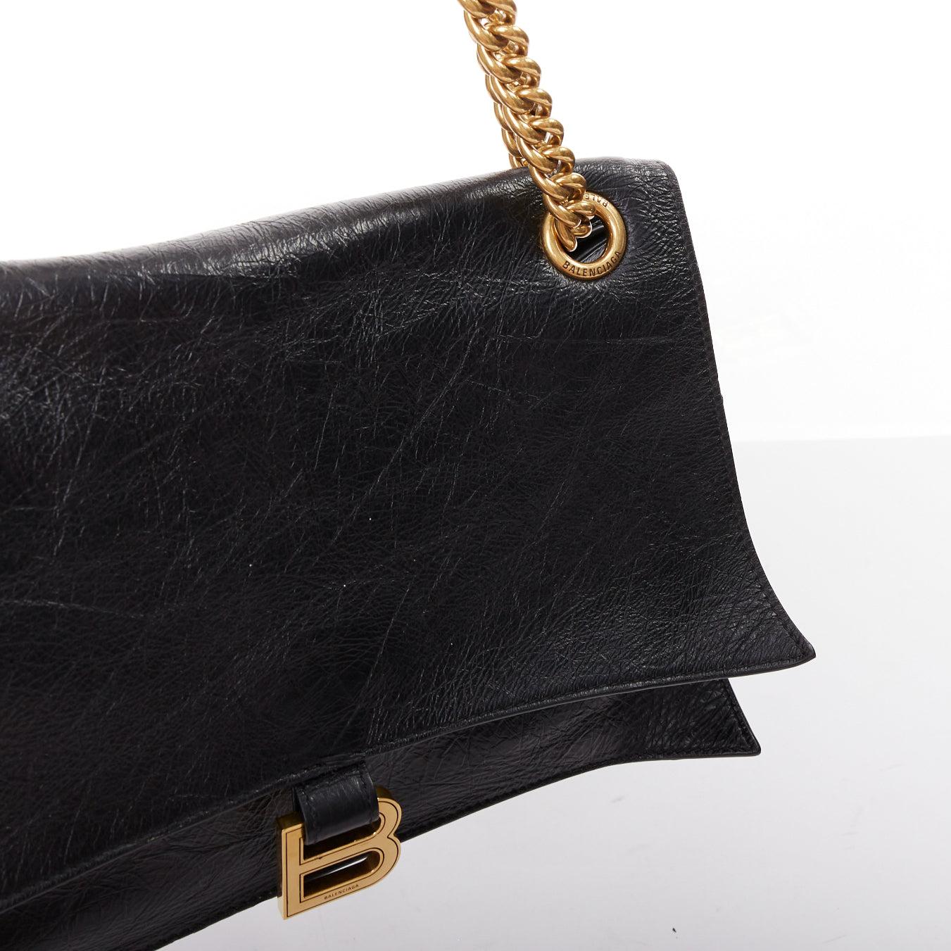 BALENCIAGA Crush Medum Umhängetasche aus schwarzem strukturiertem Leder mit goldener B-Kette im Angebot 4